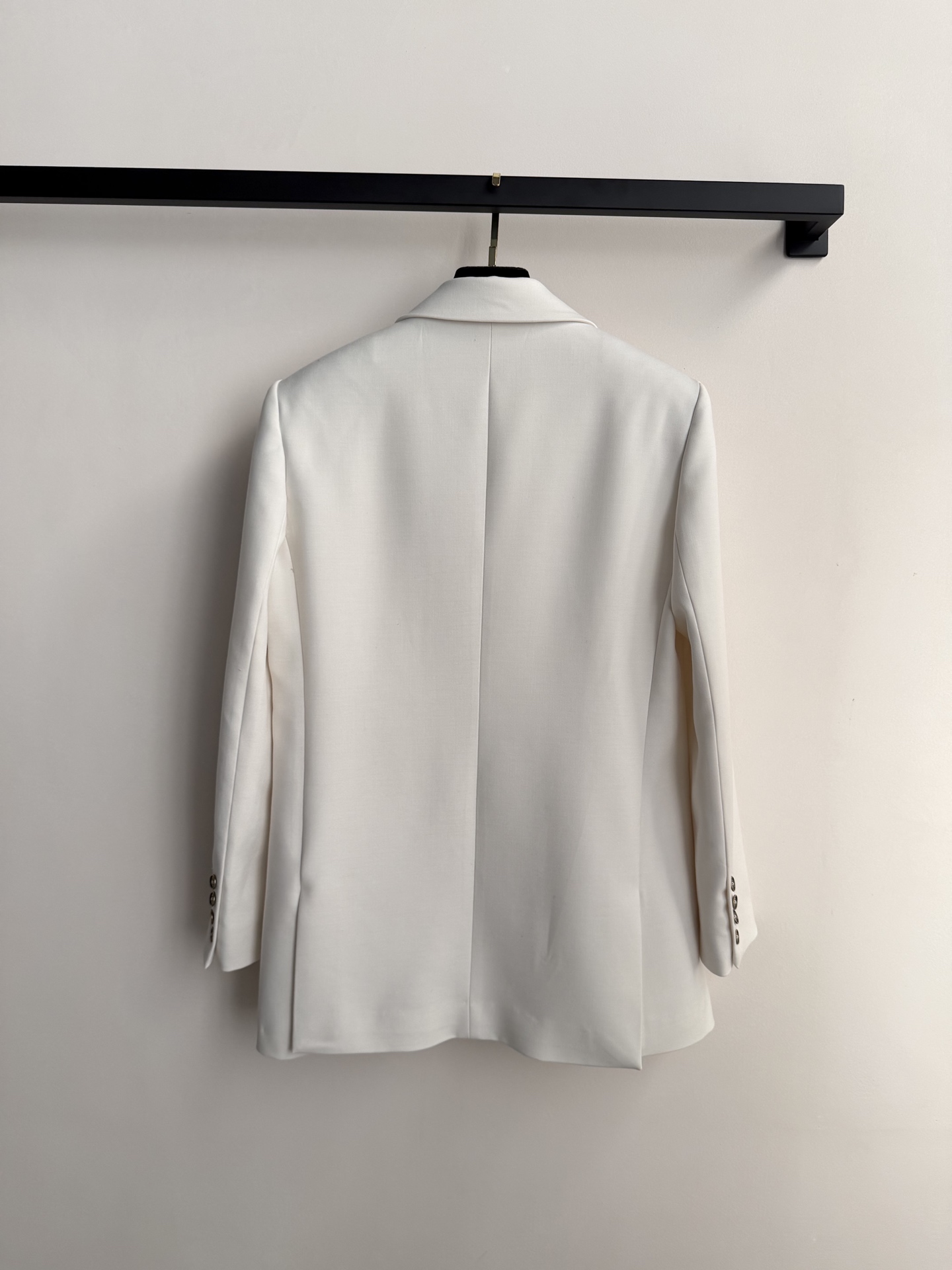 MaxMara🆕白色西装外套采用经典单排两粒扣设计，剪裁利落，肩部线条挺括，整体廓形感满分！材质多为羊毛