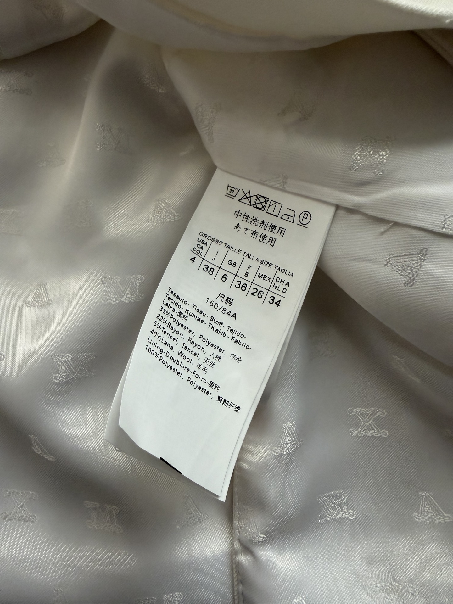 MaxMara🆕白色西装外套采用经典单排两粒扣设计，剪裁利落，肩部线条挺括，整体廓形感满分！材质多为羊毛