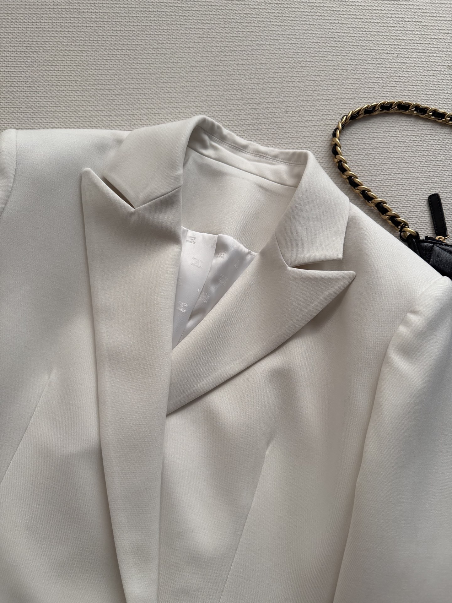 MaxMara🆕白色西装外套采用经典单排两粒扣设计，剪裁利落，肩部线条挺括，整体廓形感满分！材质多为羊毛