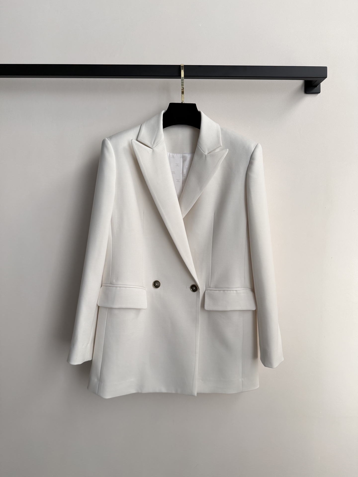 MaxMara🆕白色西装外套采用经典单排两粒扣设计，剪裁利落，肩部线条挺括，整体廓形感满分！材质多为羊毛