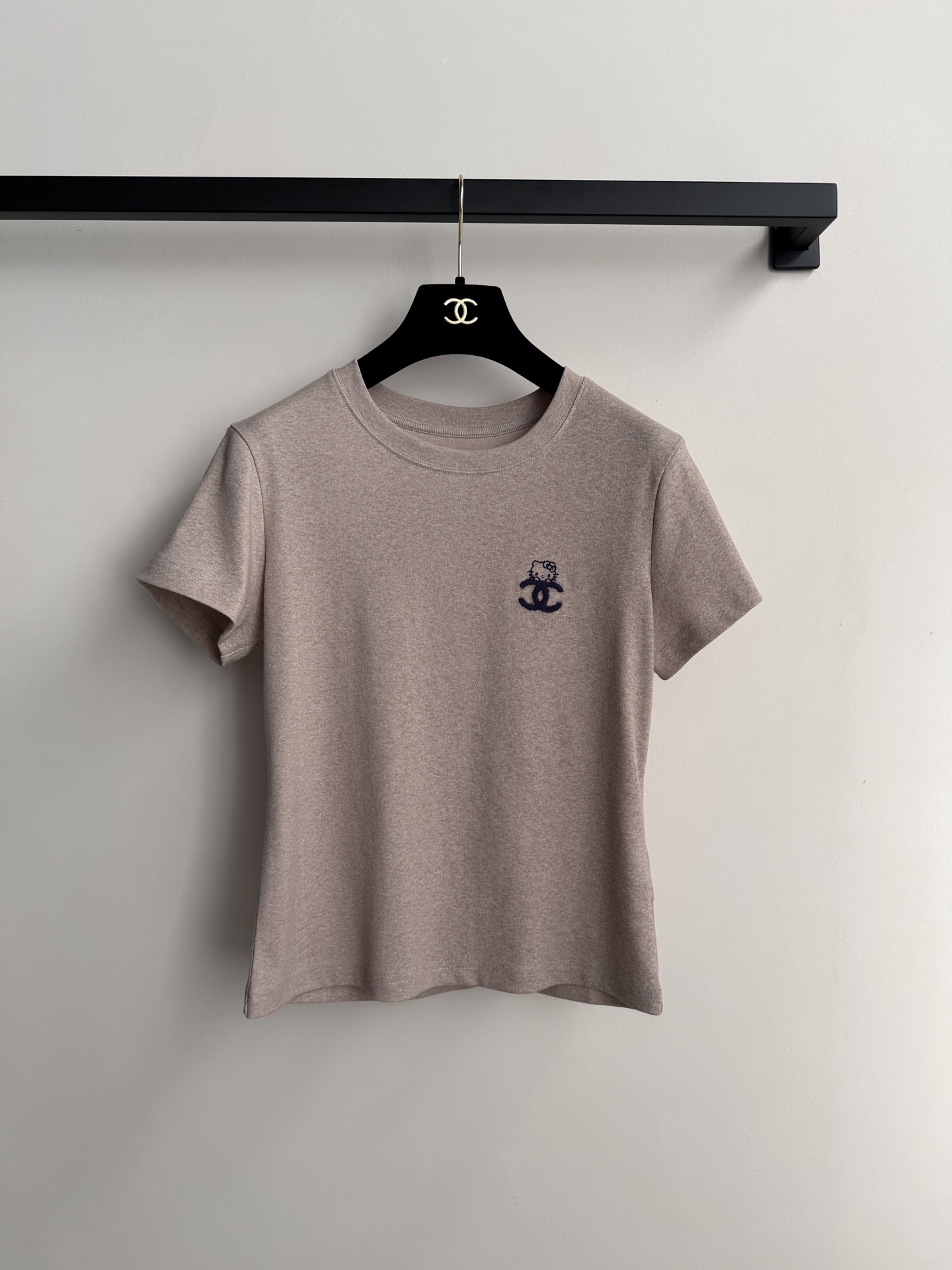 Chane*🆕——小香风kitty洗水T：✨谁能拒绝Hello Kitty➕小香风的双重可爱暴击！毛绒绒