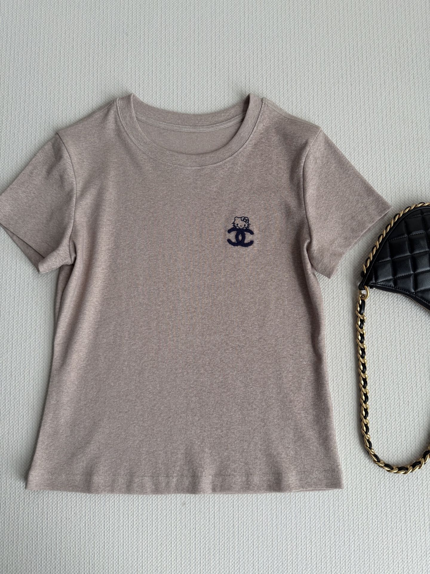 Chane*🆕——小香风kitty洗水T：✨谁能拒绝Hello Kitty➕小香风的双重可爱暴击！毛绒绒