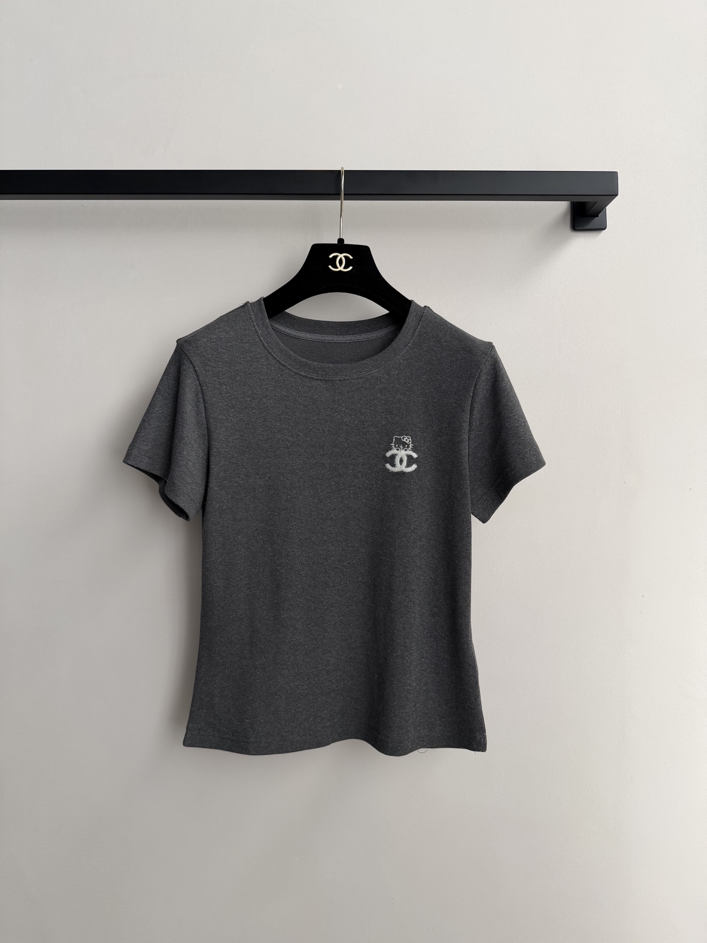 Chane*🆕——小香风kitty洗水T：✨谁能拒绝Hello Kitty➕小香风的双重可爱暴击！毛绒绒