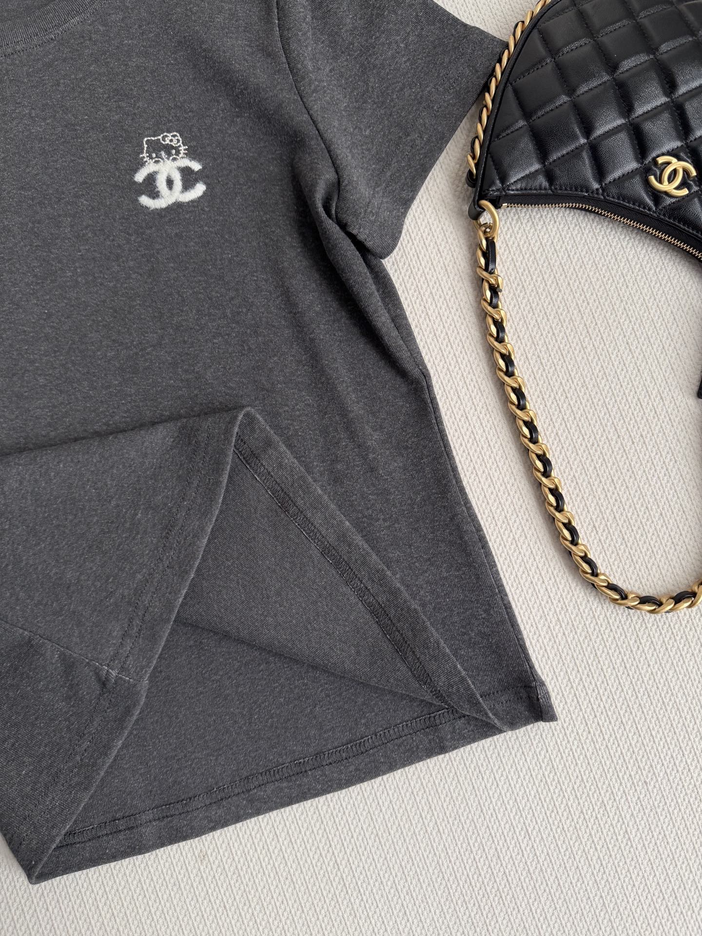 Chane*🆕——小香风kitty洗水T：✨谁能拒绝Hello Kitty➕小香风的双重可爱暴击！毛绒绒