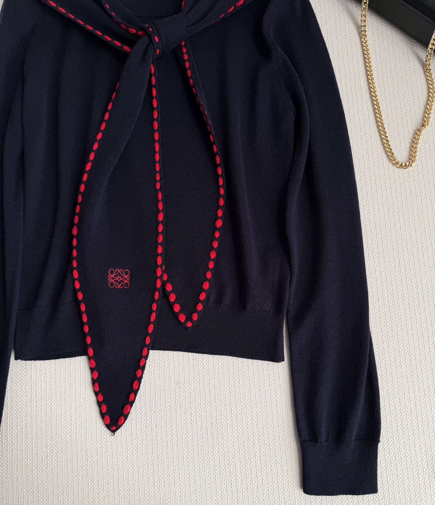 Loew*🆕新款飘带针织衫的细节拿捏了浅米款温柔又精致藏青款干练又复古撞色设计超点睛，飘带上的刺绣log