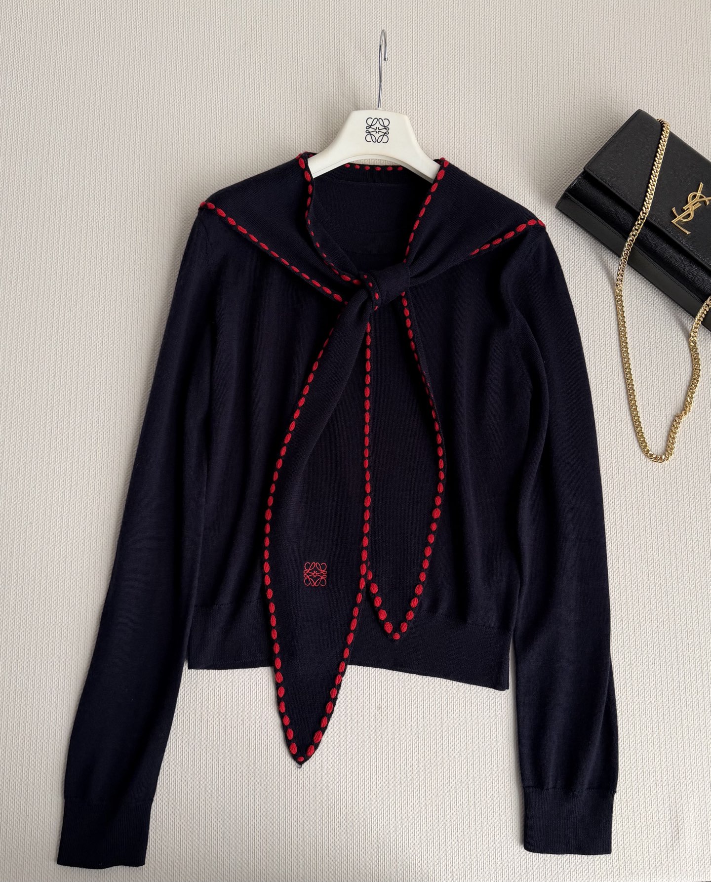 Loew*🆕新款飘带针织衫的细节拿捏了浅米款温柔又精致藏青款干练又复古撞色设计超点睛，飘带上的刺绣log