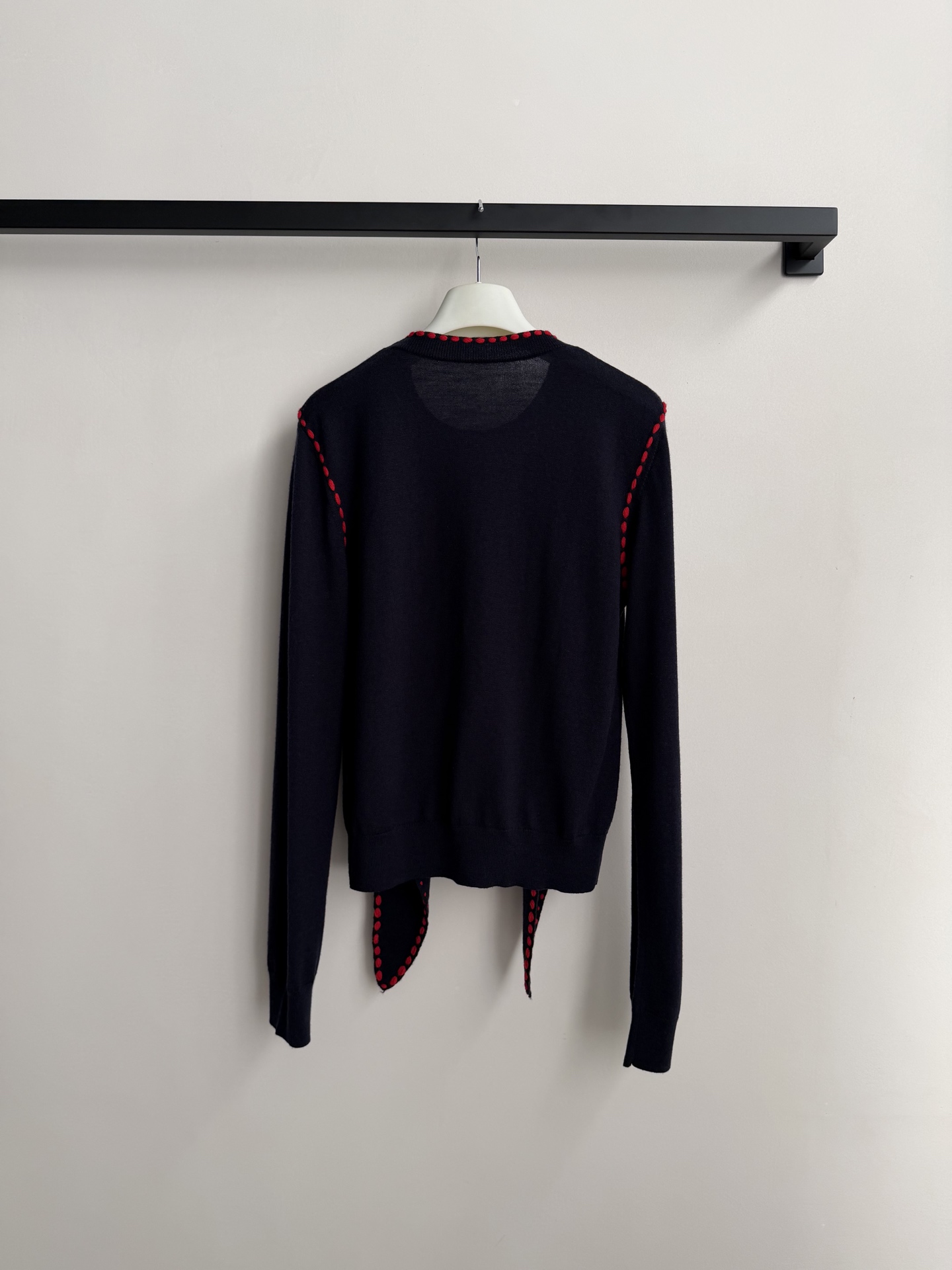 Loew*🆕新款飘带针织衫的细节拿捏了浅米款温柔又精致藏青款干练又复古撞色设计超点睛，飘带上的刺绣log