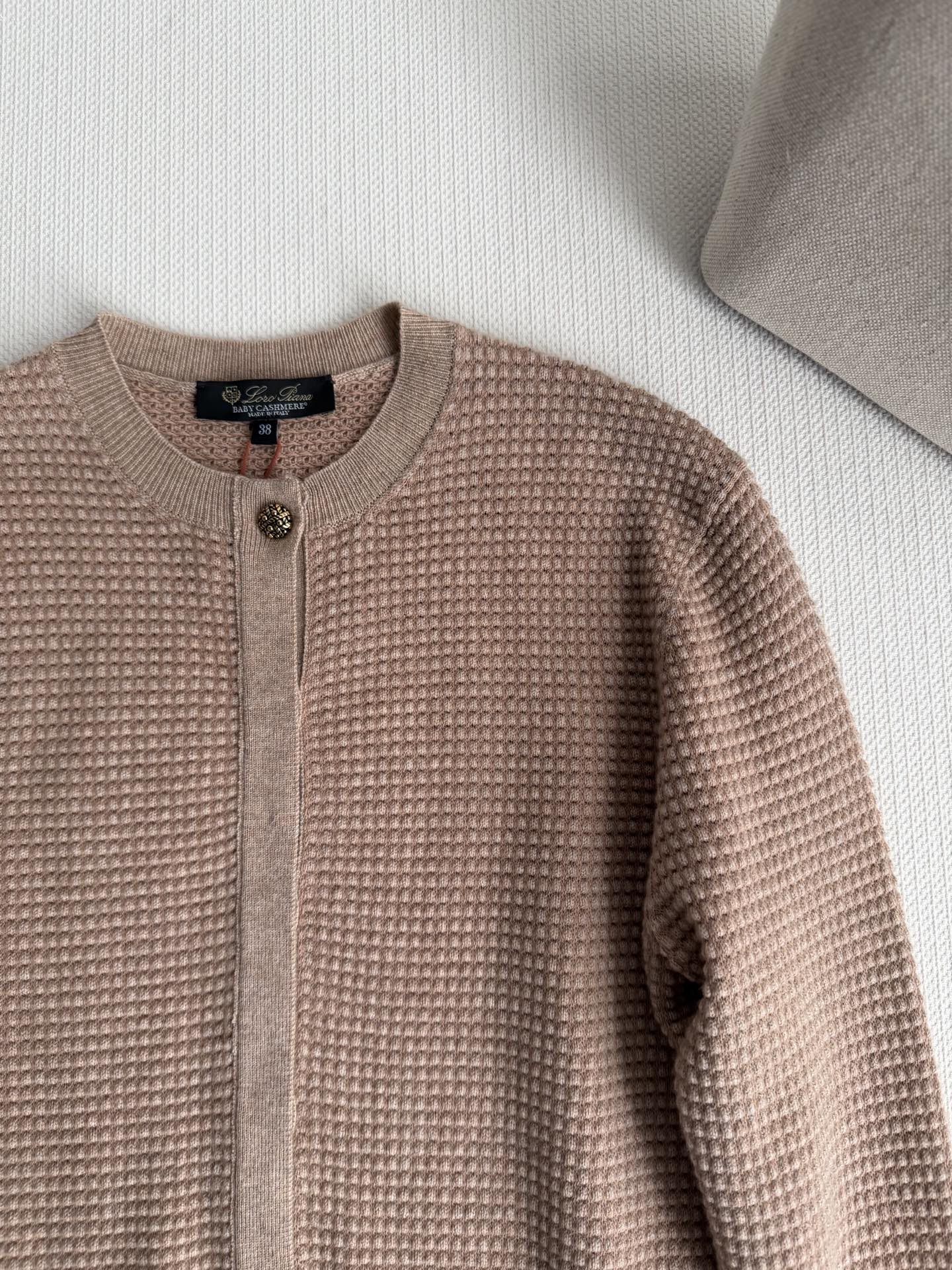 Loro Pian*🆕华夫格羊绒开衫，54%羊绒+46%棉混纺，触感柔软亲肤，保暖又透气。浅驼杂色低调高