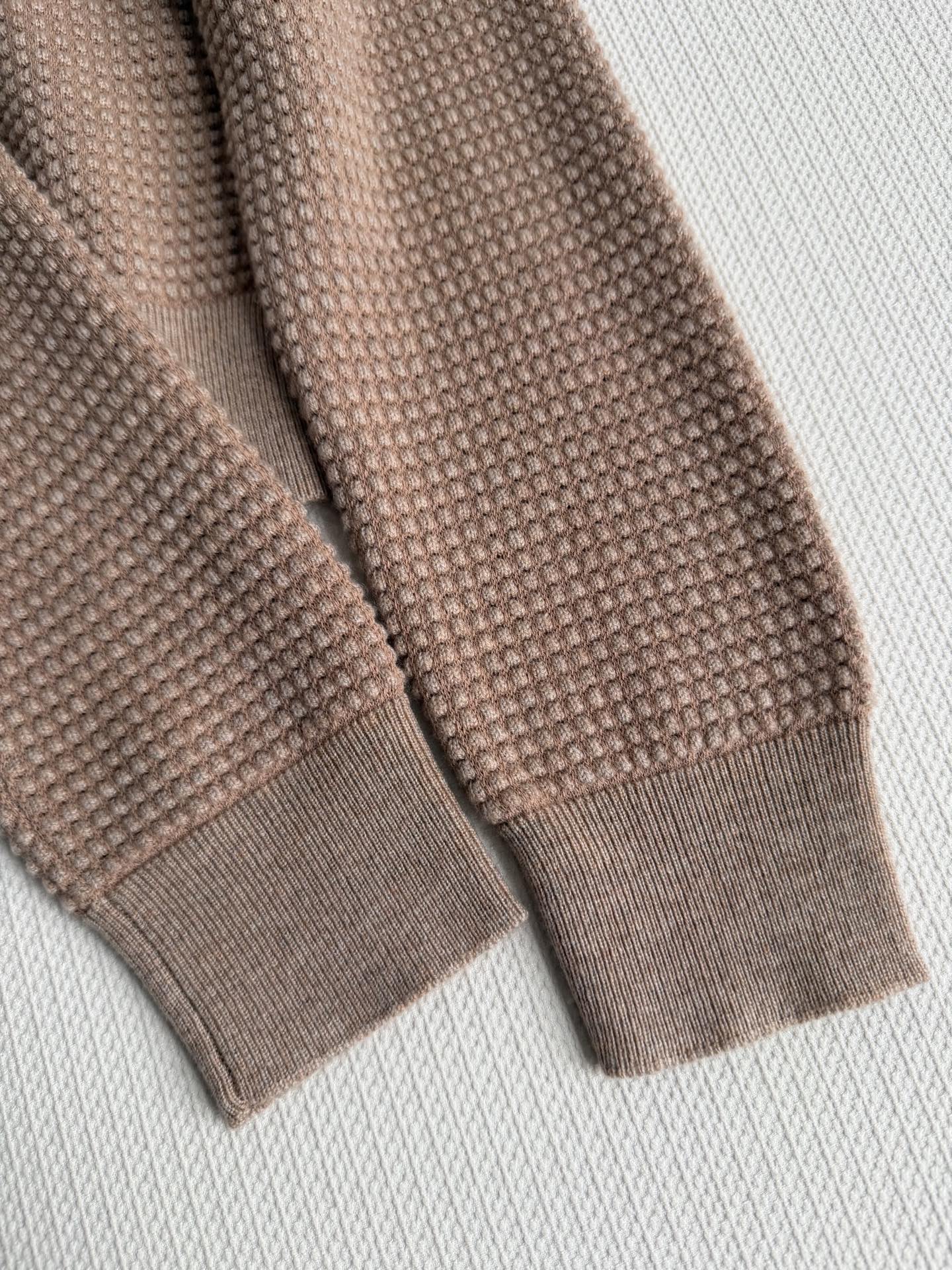 Loro Pian*🆕华夫格羊绒开衫，54%羊绒+46%棉混纺，触感柔软亲肤，保暖又透气。浅驼杂色低调高