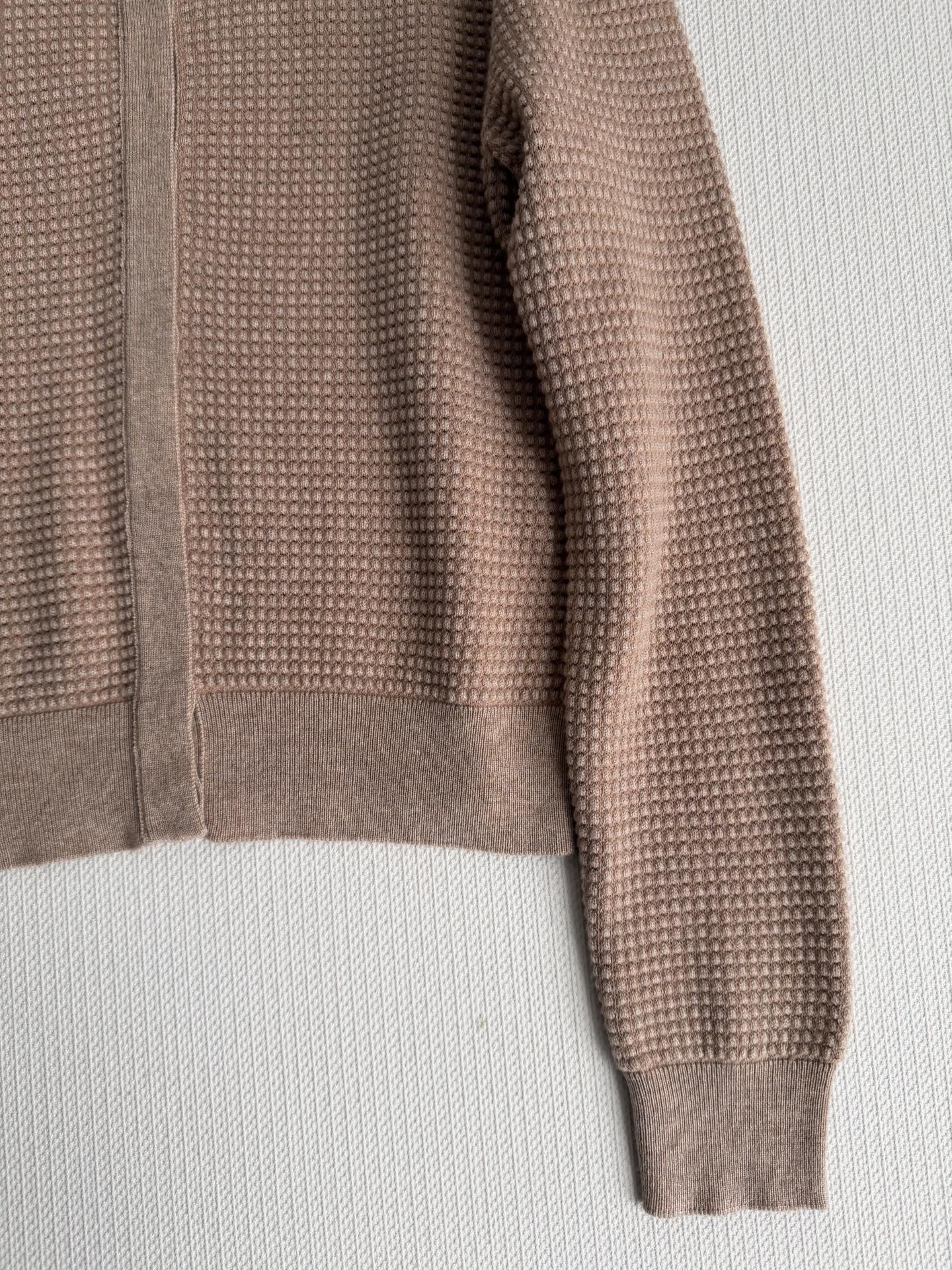 Loro Pian*🆕华夫格羊绒开衫，54%羊绒+46%棉混纺，触感柔软亲肤，保暖又透气。浅驼杂色低调高