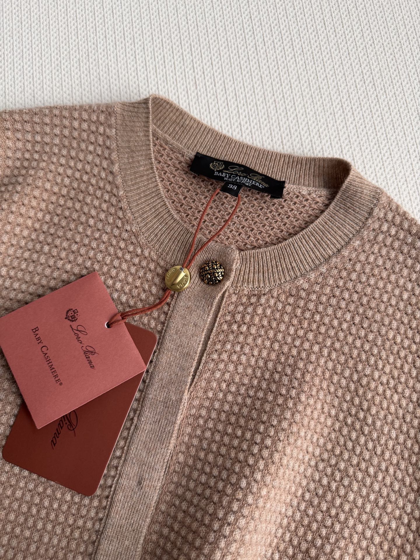 Loro Pian*🆕华夫格羊绒开衫，54%羊绒+46%棉混纺，触感柔软亲肤，保暖又透气。浅驼杂色低调高