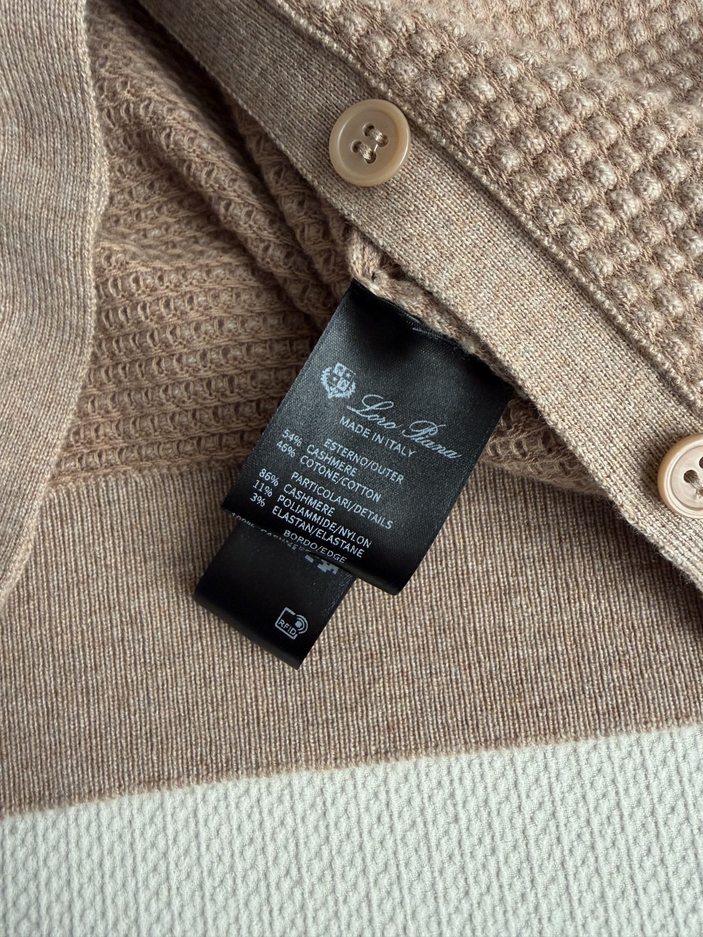 Loro Pian*🆕华夫格羊绒开衫，54%羊绒+46%棉混纺，触感柔软亲肤，保暖又透气。浅驼杂色低调高