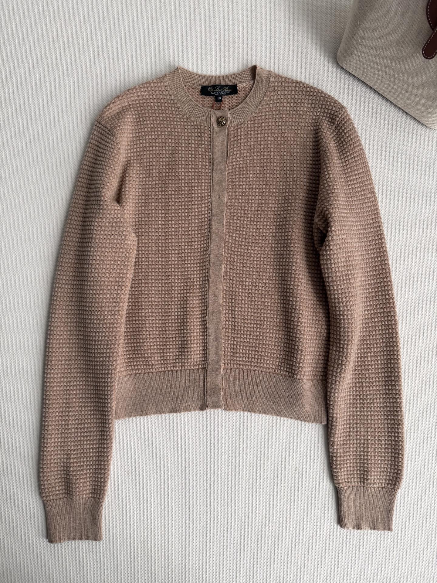 Loro Pian*🆕华夫格羊绒开衫，54%羊绒+46%棉混纺，触感柔软亲肤，保暖又透气。浅驼杂色低调高