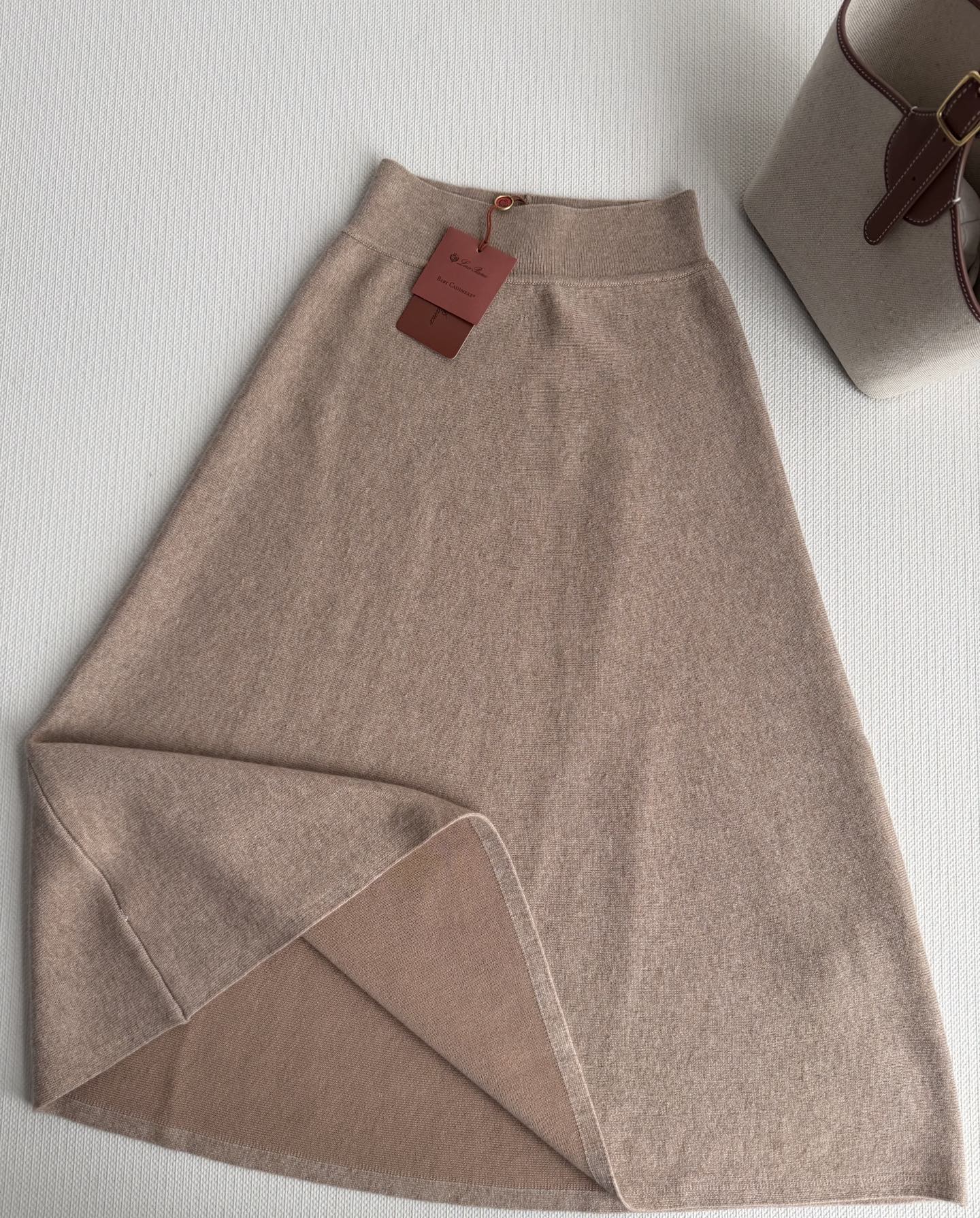 Loro Pian*🆕半裙，54%羊绒+46%棉混纺，触感柔软亲肤，保暖又透气。浅驼杂色低调高级，针织肌