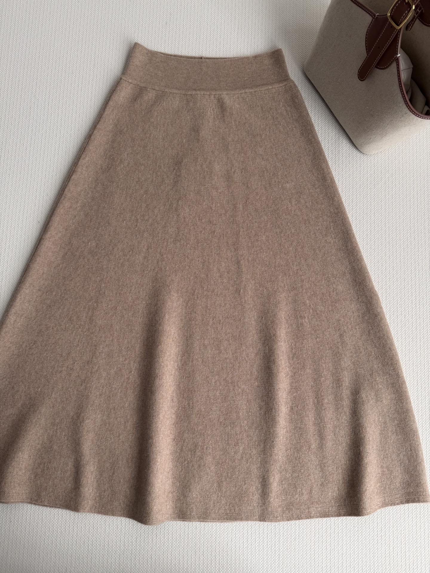 Loro Pian*🆕半裙，54%羊绒+46%棉混纺，触感柔软亲肤，保暖又透气。浅驼杂色低调高级，针织肌
