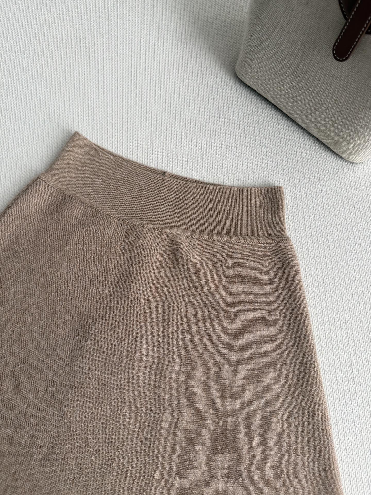 Loro Pian*🆕半裙，54%羊绒+46%棉混纺，触感柔软亲肤，保暖又透气。浅驼杂色低调高级，针织肌