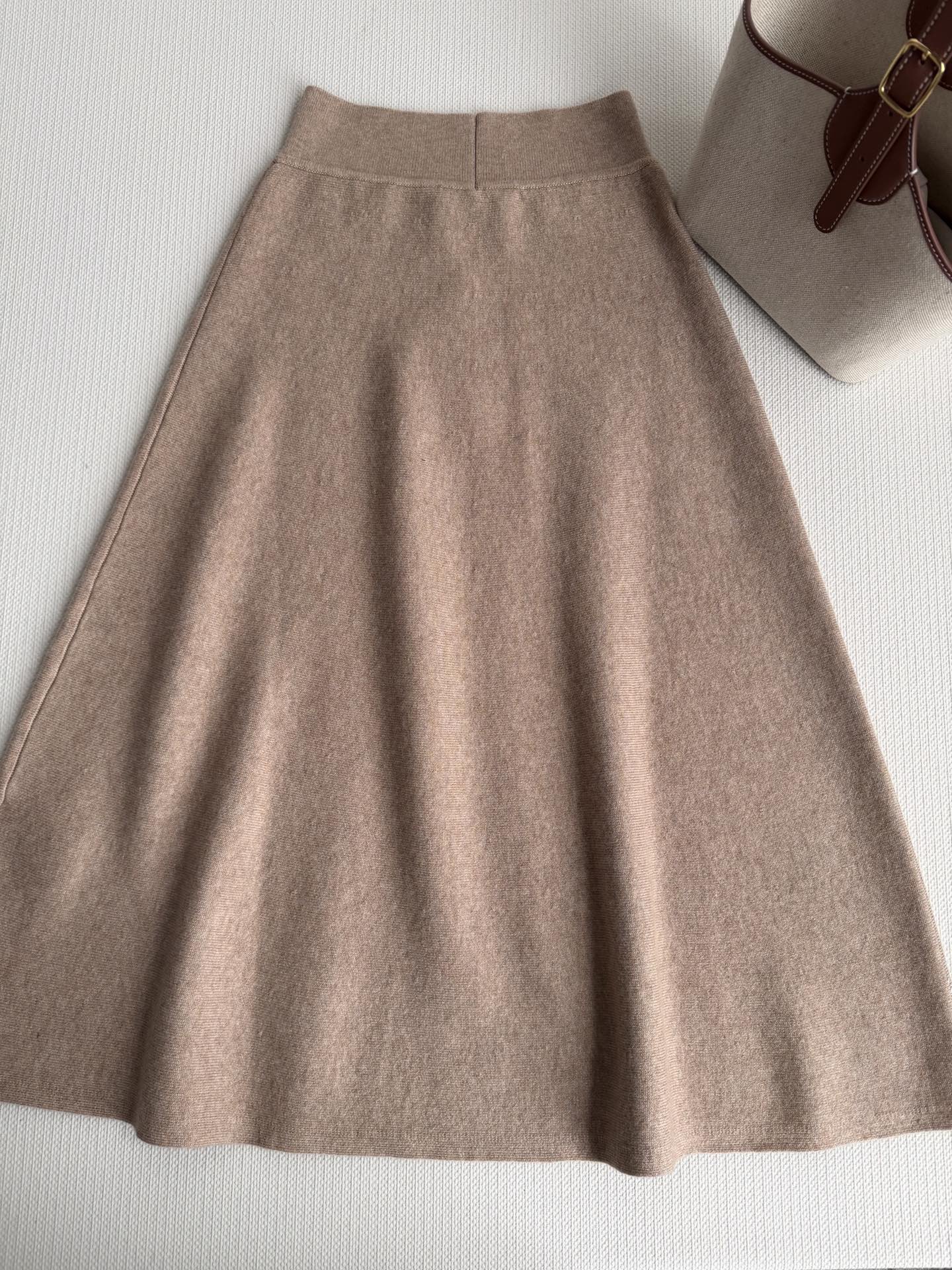 Loro Pian*🆕半裙，54%羊绒+46%棉混纺，触感柔软亲肤，保暖又透气。浅驼杂色低调高级，针织肌