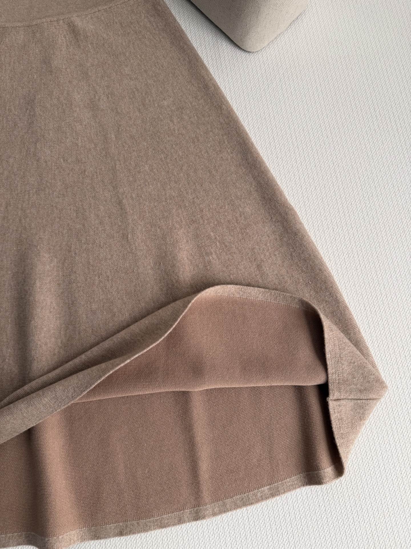 Loro Pian*🆕半裙，54%羊绒+46%棉混纺，触感柔软亲肤，保暖又透气。浅驼杂色低调高级，针织肌