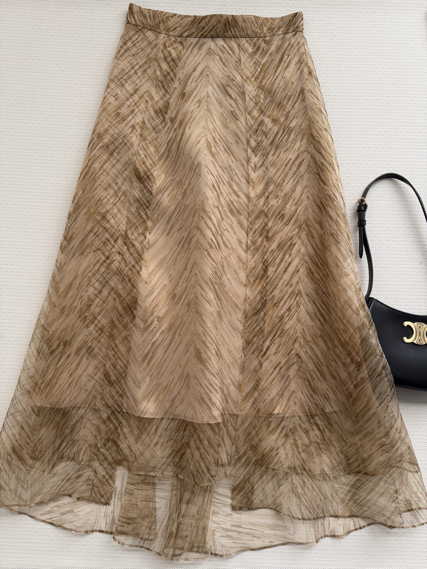 Brunello Cucinell*🆕26SS新款半裙✨采用真丝欧根纱，轻盈飘逸，鱼骨纹印花超有辨识度！