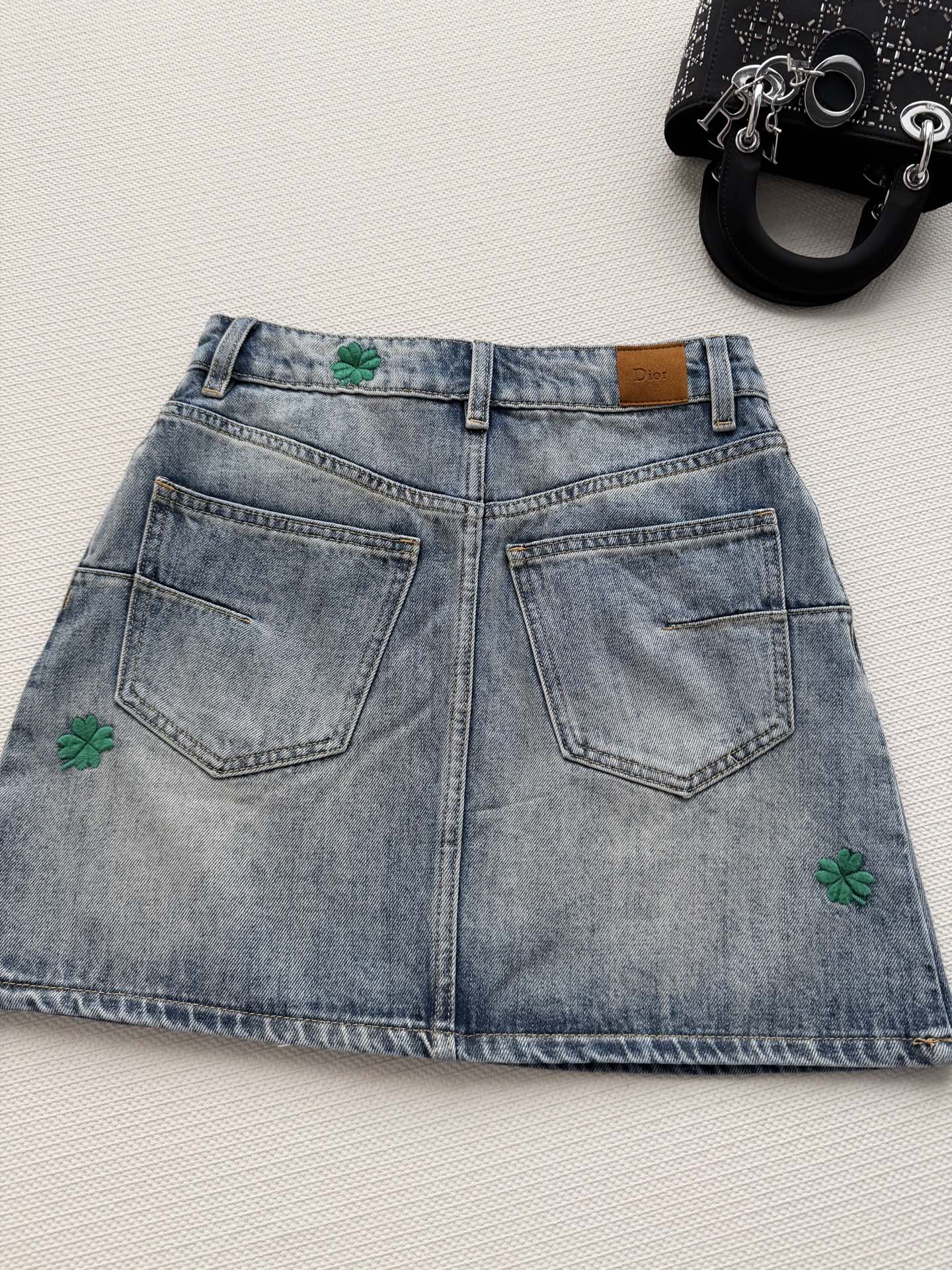 Dio*🆕2026春夏新款女士蓝色时尚百搭高级感气质四叶草A版半裙顶级版本，选用纯棉牛仔面料，五金YB定