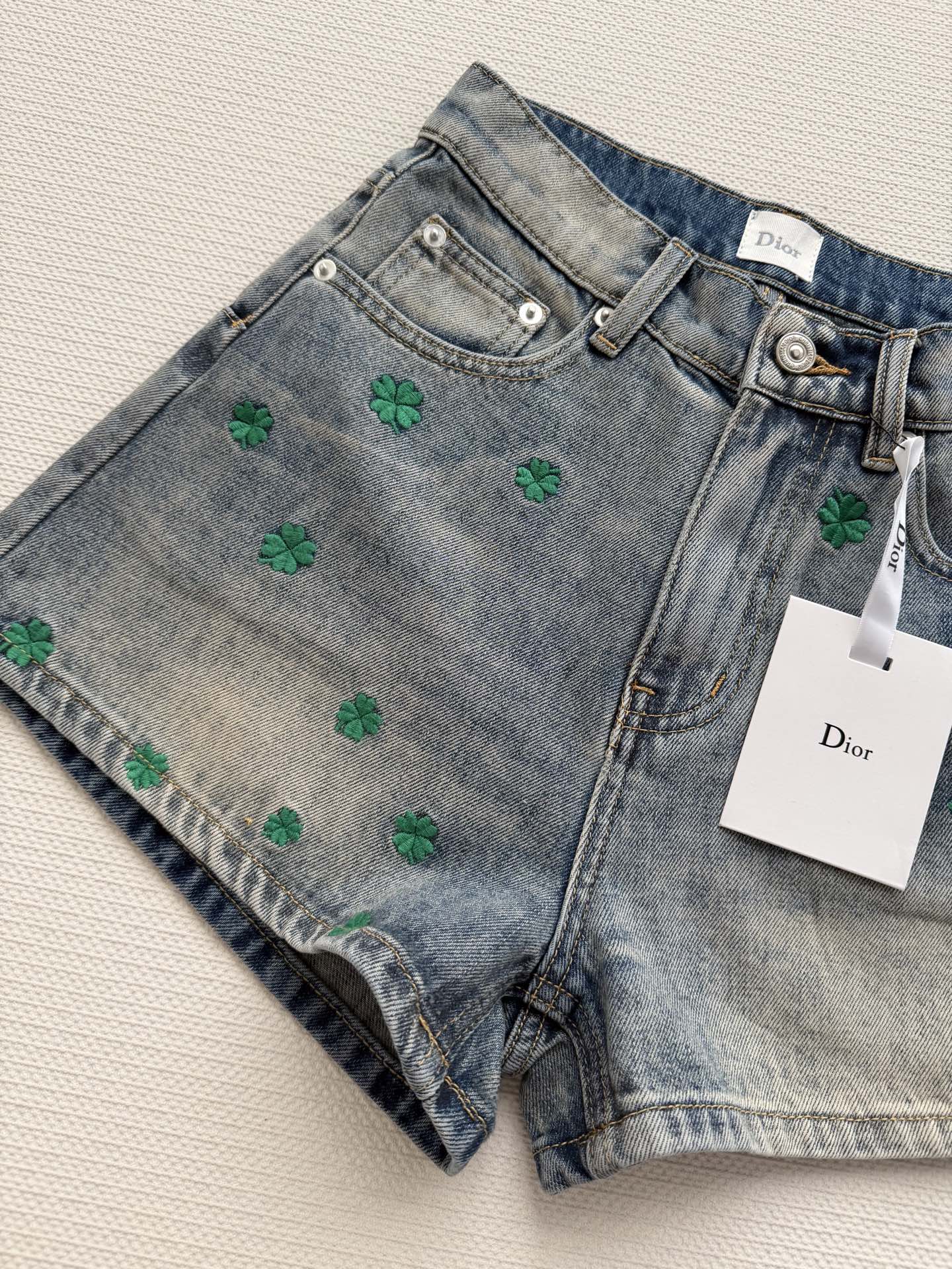 Dio*🆕2026春夏新款女士蓝色时尚百搭高级感气质四叶草短裤顶级版本，选用纯棉牛仔面料，五金YB定制，