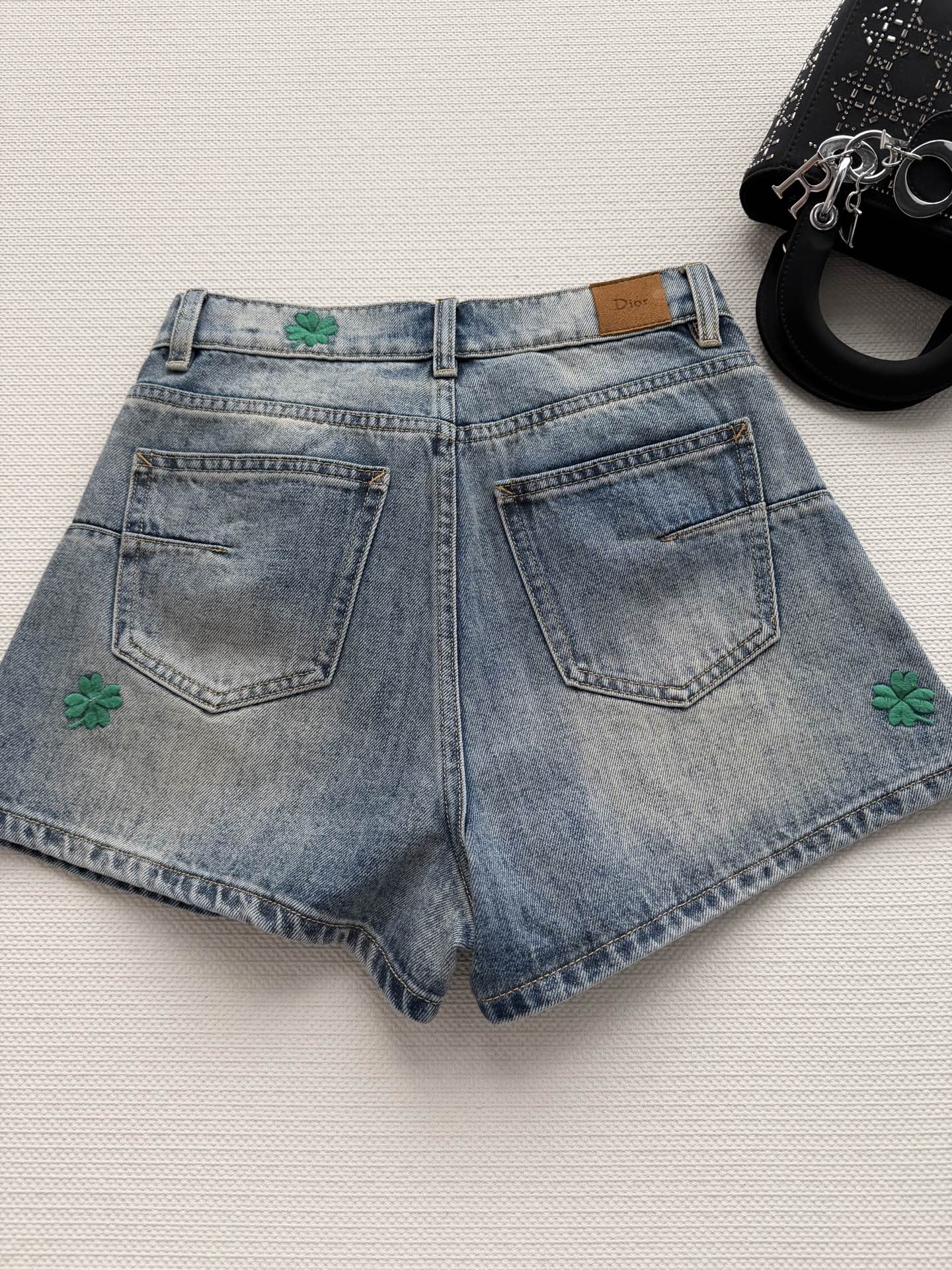 Dio*🆕2026春夏新款女士蓝色时尚百搭高级感气质四叶草短裤顶级版本，选用纯棉牛仔面料，五金YB定制，