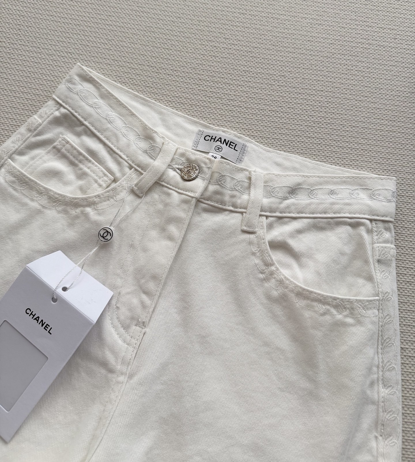 Chane*🆕2026SS 早春新品系列//复古高腰牛仔长裤：高腰剪裁设计、选用重磅水洗牛仔面料，兼具挺