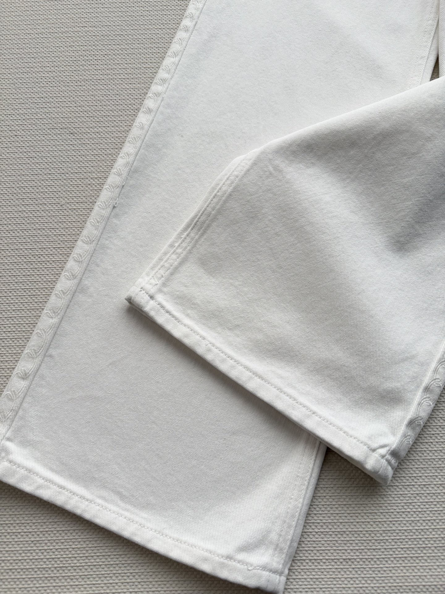 Chane*🆕2026SS 早春新品系列//复古高腰牛仔长裤：高腰剪裁设计、选用重磅水洗牛仔面料，兼具挺