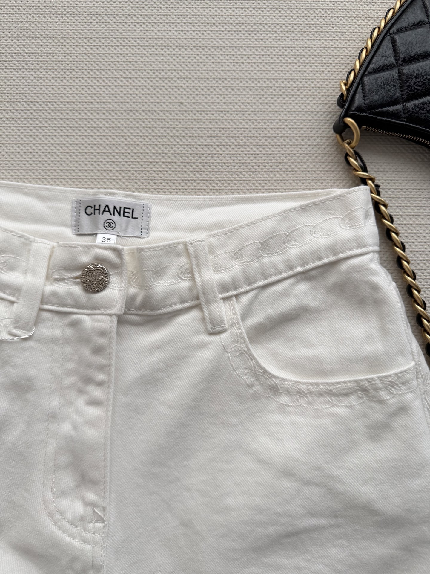 Chane*🆕2026SS 早春新品系列//复古高腰牛仔短裤：高腰剪裁设计、选用重磅水洗牛仔面料，兼具挺