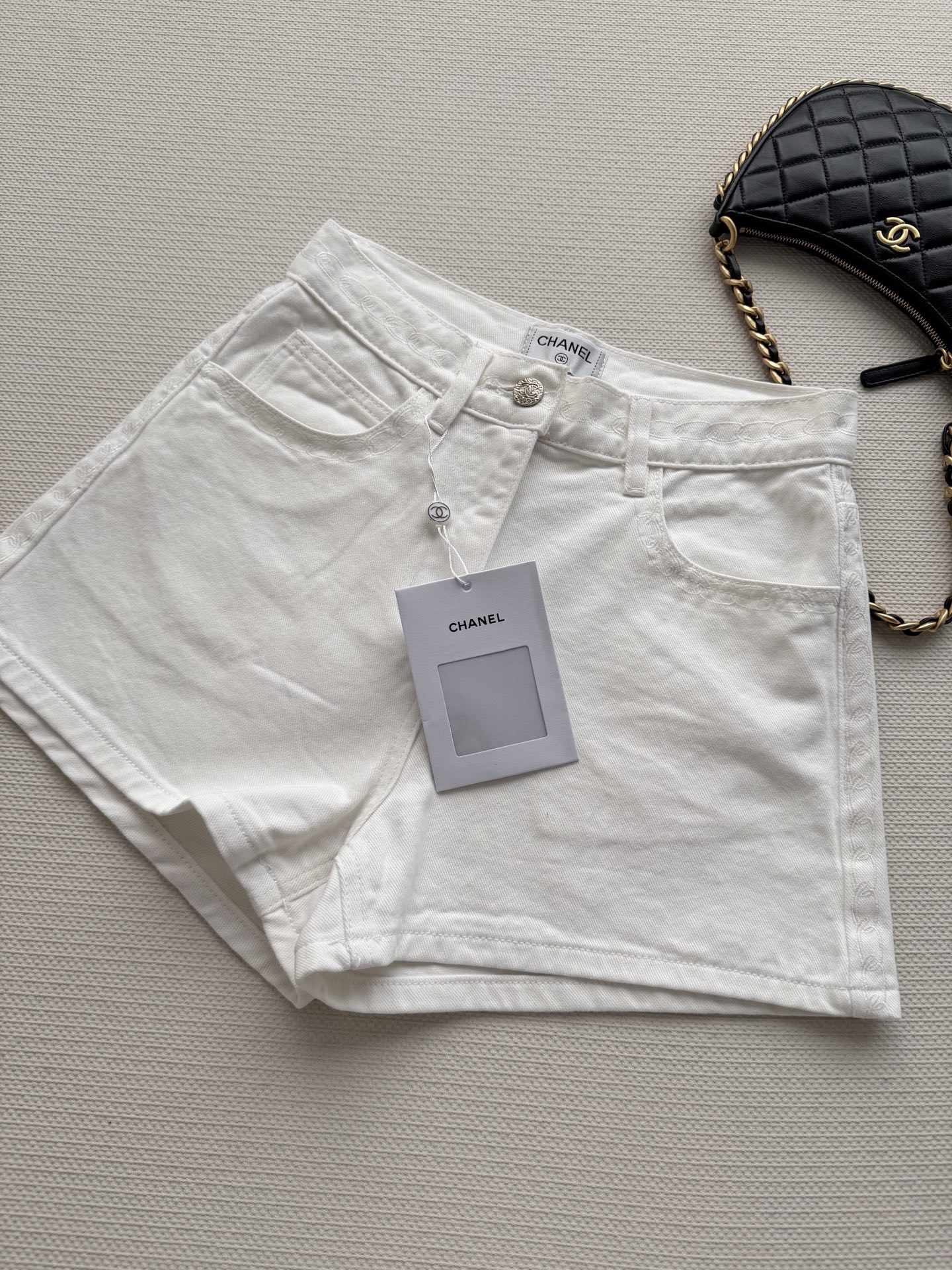 Chane*🆕2026SS 早春新品系列//复古高腰牛仔短裤：高腰剪裁设计、选用重磅水洗牛仔面料，兼具挺