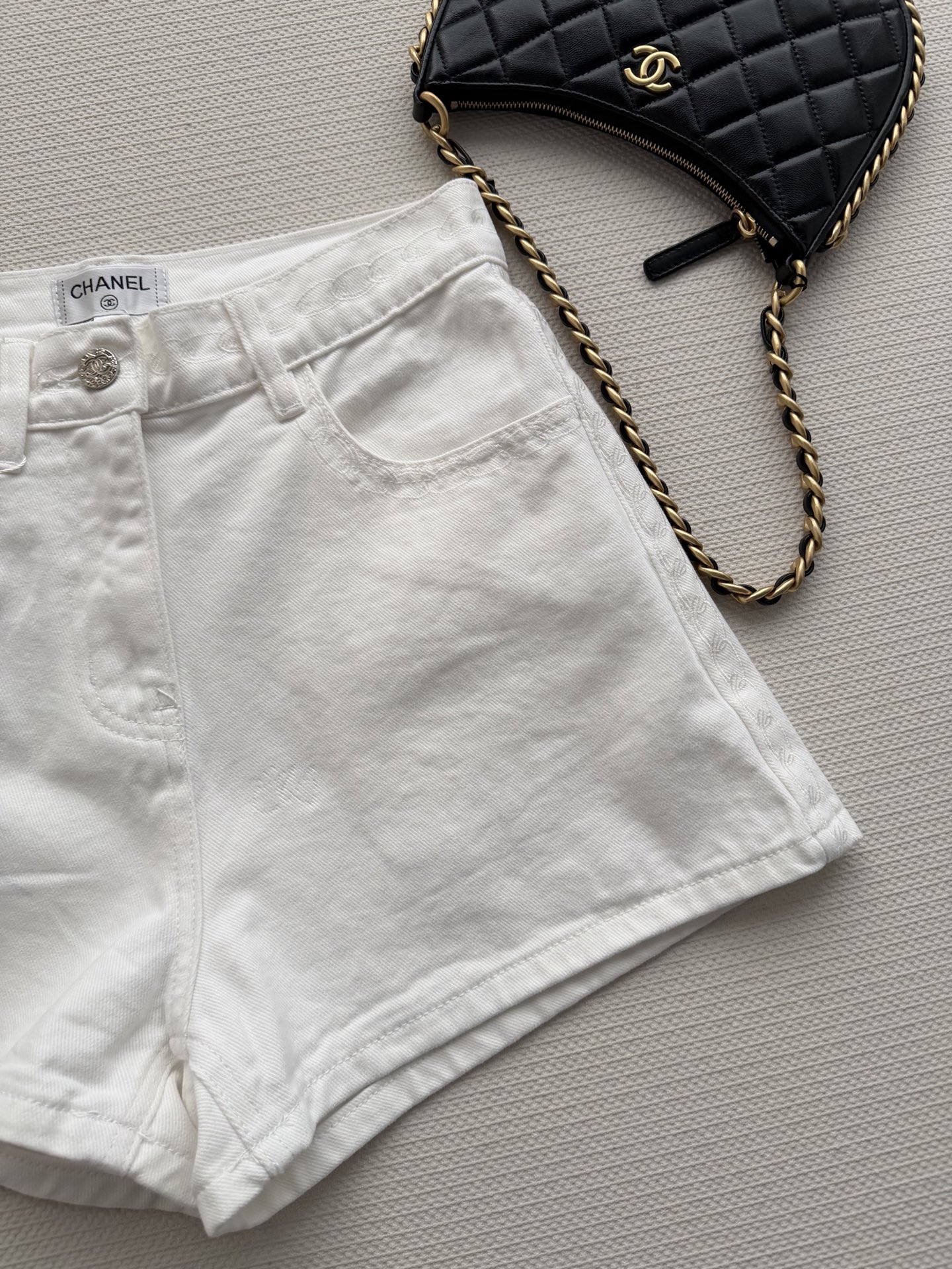 Chane*🆕2026SS 早春新品系列//复古高腰牛仔短裤：高腰剪裁设计、选用重磅水洗牛仔面料，兼具挺