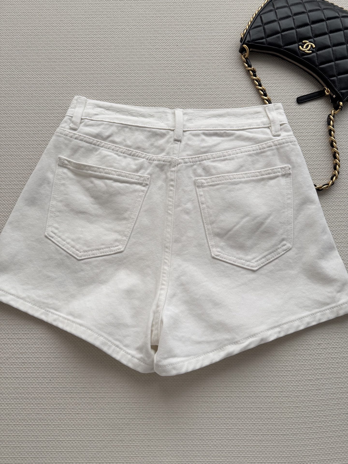 Chane*🆕2026SS 早春新品系列//复古高腰牛仔短裤：高腰剪裁设计、选用重磅水洗牛仔面料，兼具挺