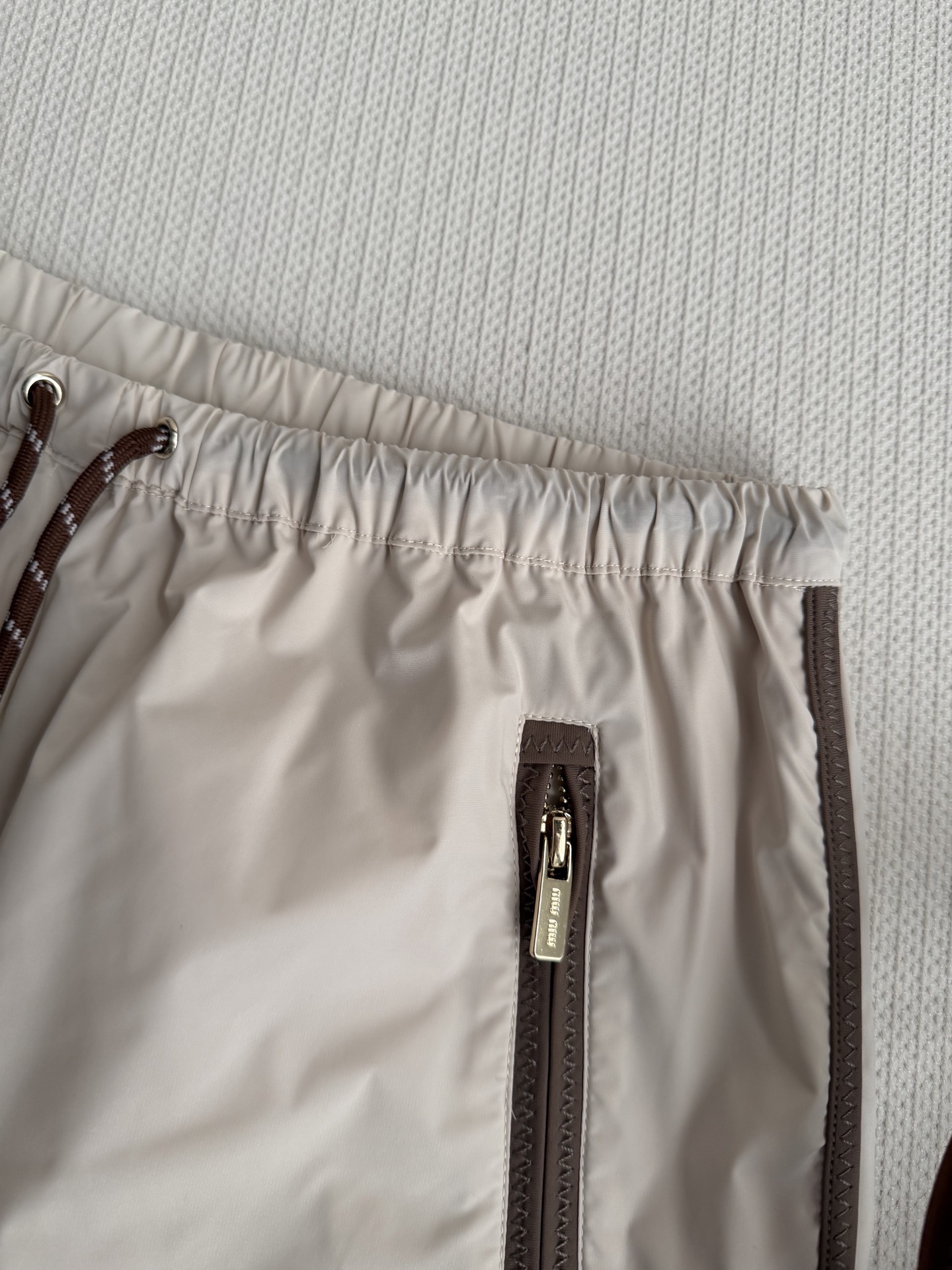 Miumi*🆕26全新最新短裤定制YB环保再生尼龙材质，质感光泽，穿搭有型，弹力短裤，大身以杏色为基底，