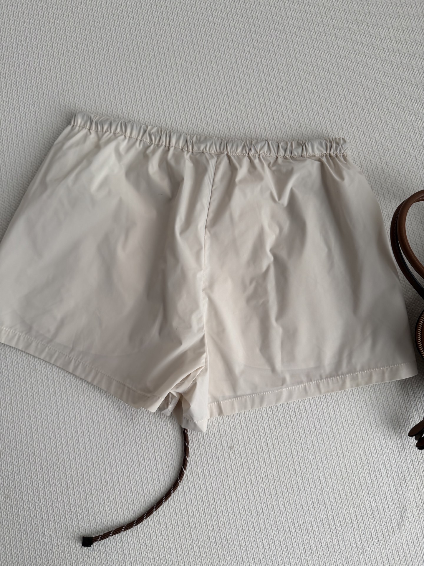 Miumi*🆕26全新最新短裤定制YB环保再生尼龙材质，质感光泽，穿搭有型，弹力短裤，大身以杏色为基底，