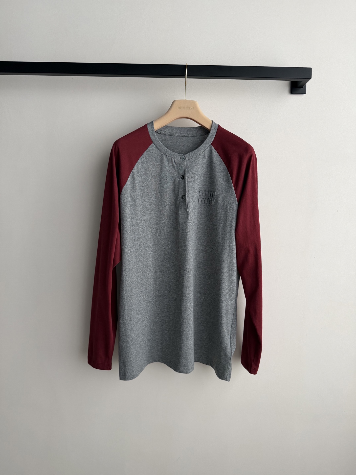 Miu M*u 26Ss早春新款 灰红拼袖长袖领扣T恤丨⚠独家高版出品！以美式复古棒球衫为灵感，用经典插