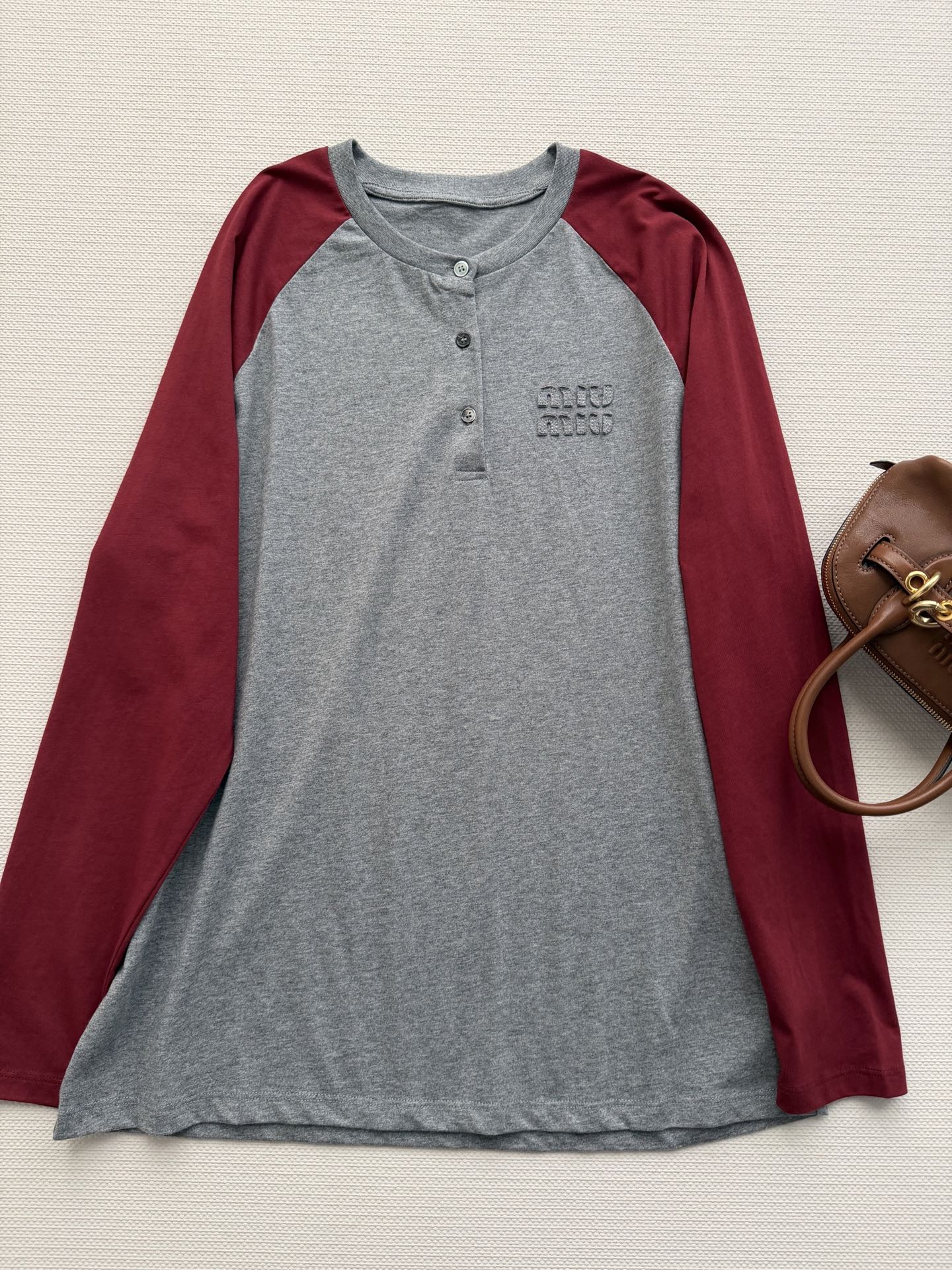 Miu M*u 26Ss早春新款 灰红拼袖长袖领扣T恤丨⚠独家高版出品！以美式复古棒球衫为灵感，用经典插