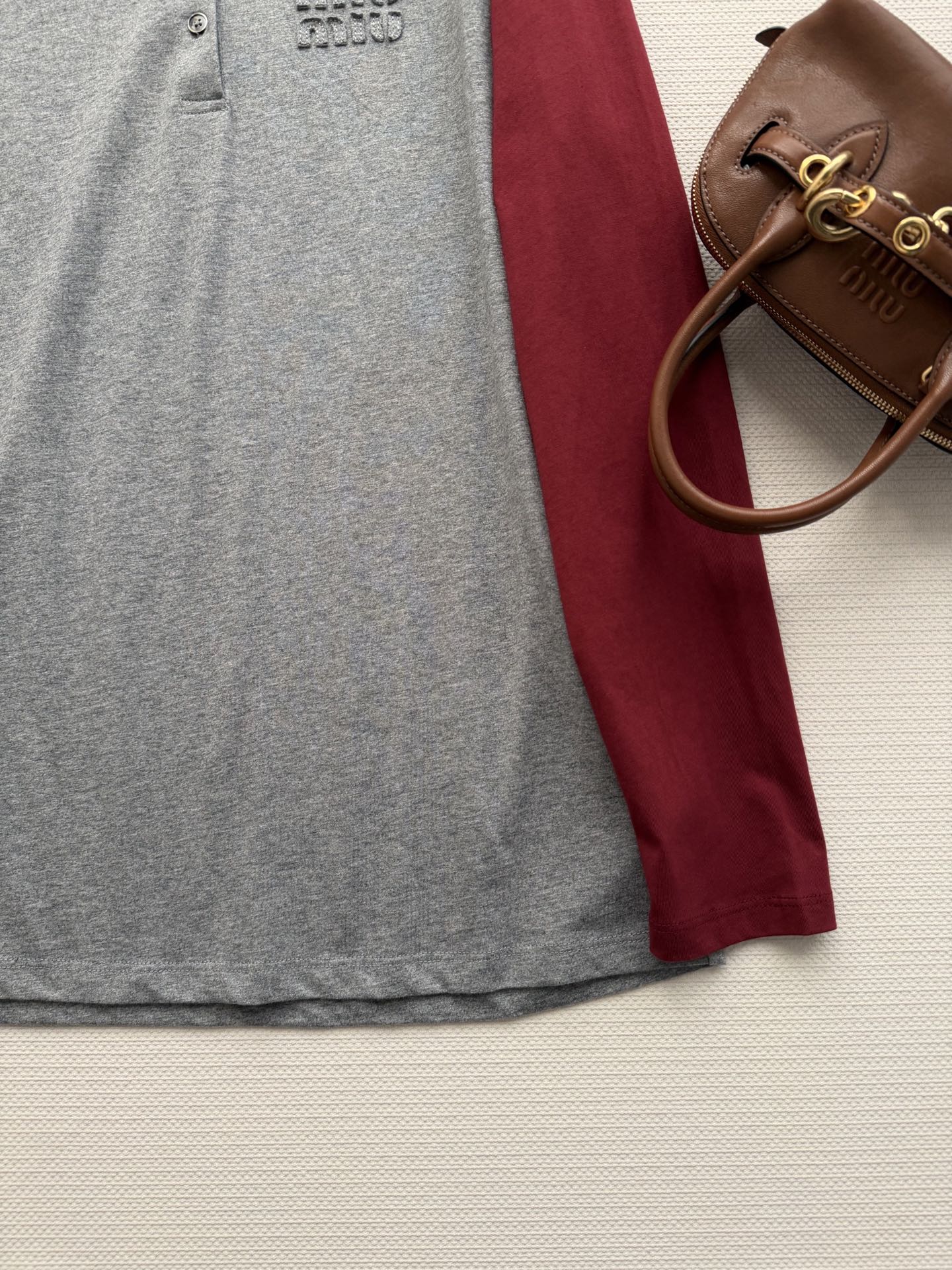 Miu M*u 26Ss早春新款 灰红拼袖长袖领扣T恤丨⚠独家高版出品！以美式复古棒球衫为灵感，用经典插