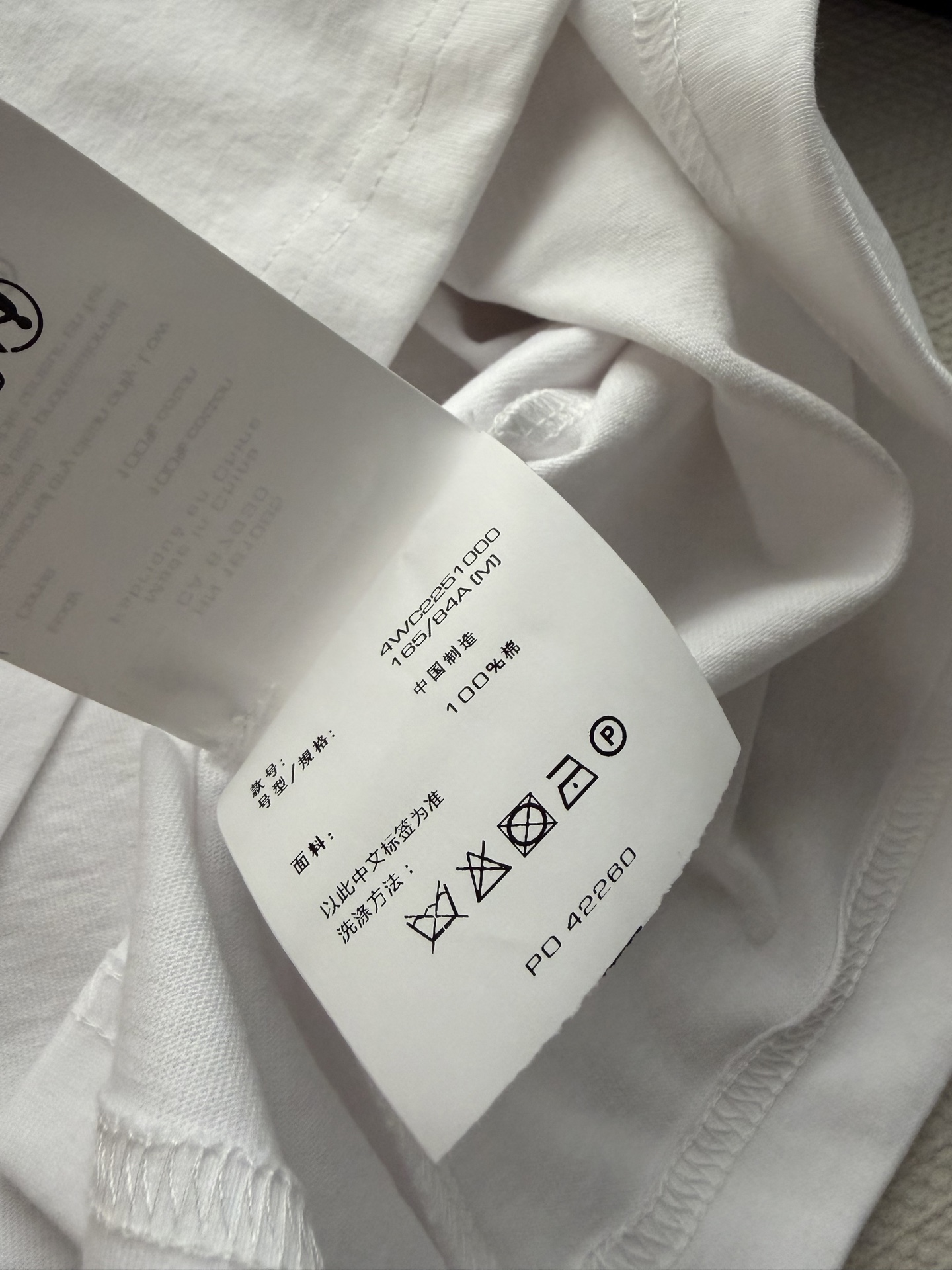 Alexander Wang 26SS红唇印花T恤，纯棉材质，穿着舒适透气。白色底色+高饱和红唇印花，艺