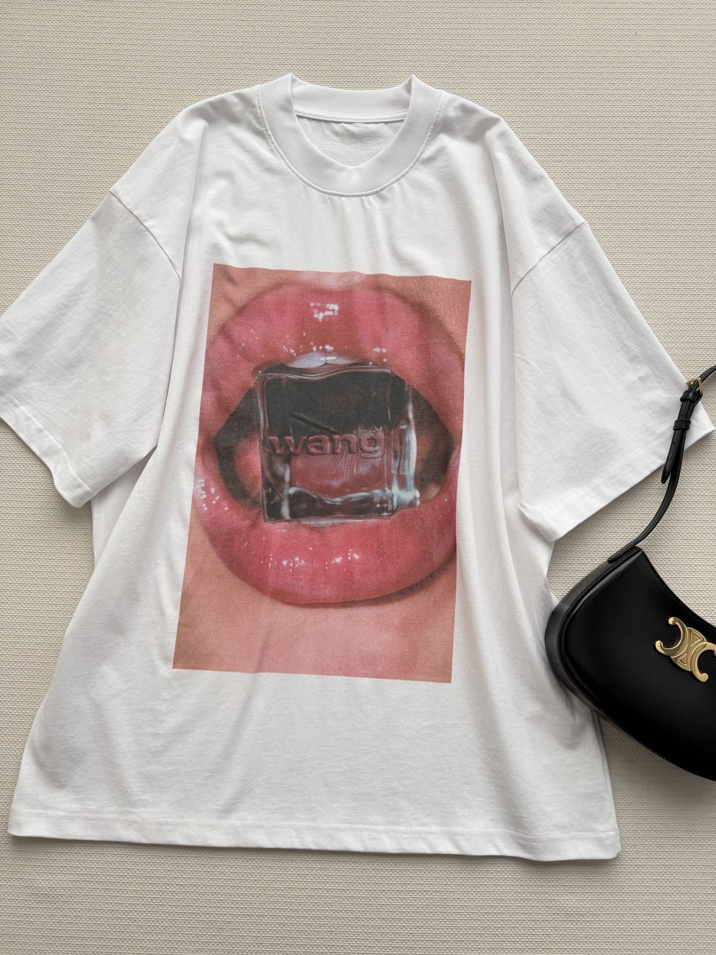 Alexander Wang 26SS红唇印花T恤，纯棉材质，穿着舒适透气。白色底色+高饱和红唇印花，艺