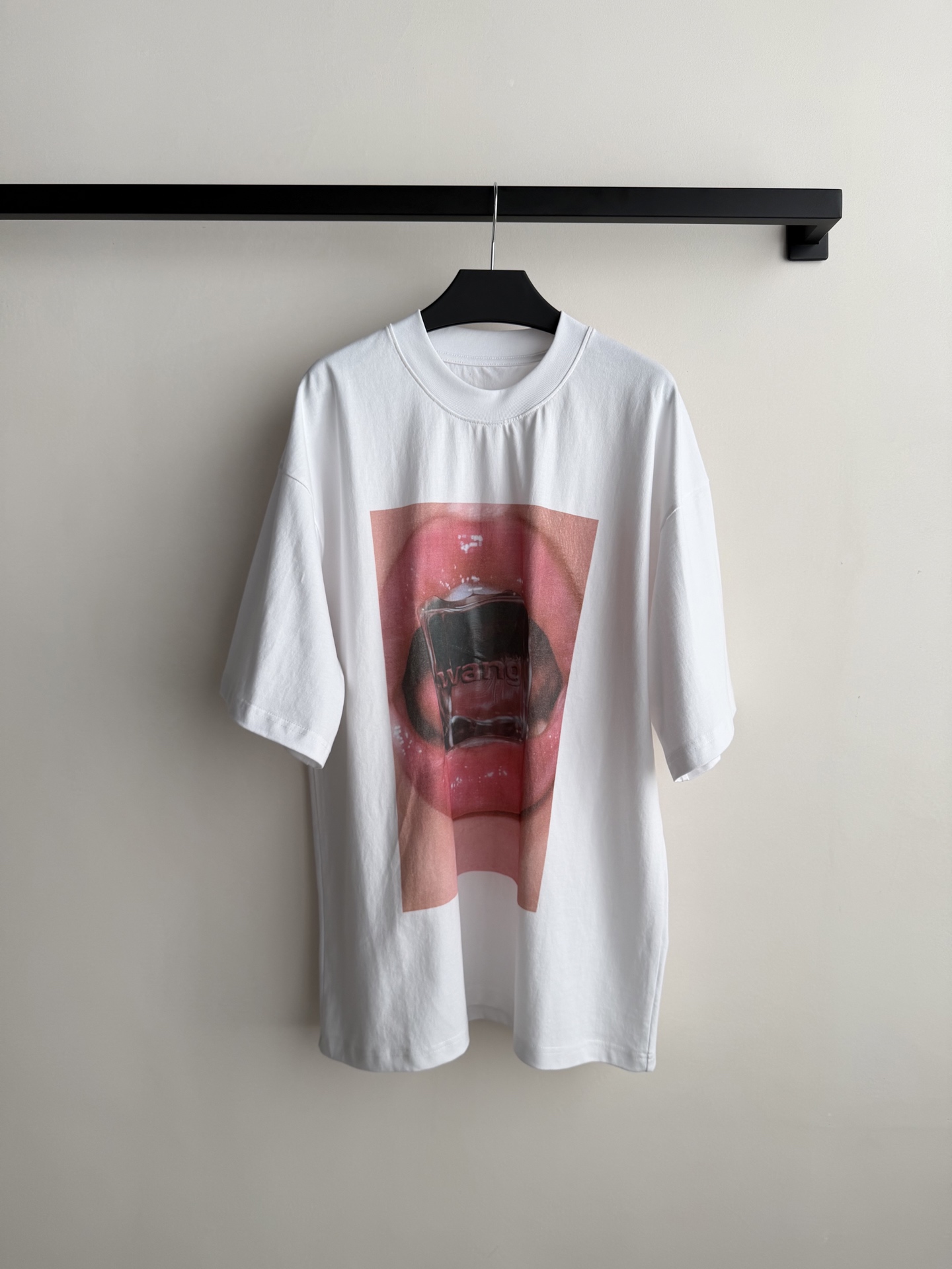 Alexander Wang 26SS红唇印花T恤，纯棉材质，穿着舒适透气。白色底色+高饱和红唇印花，艺