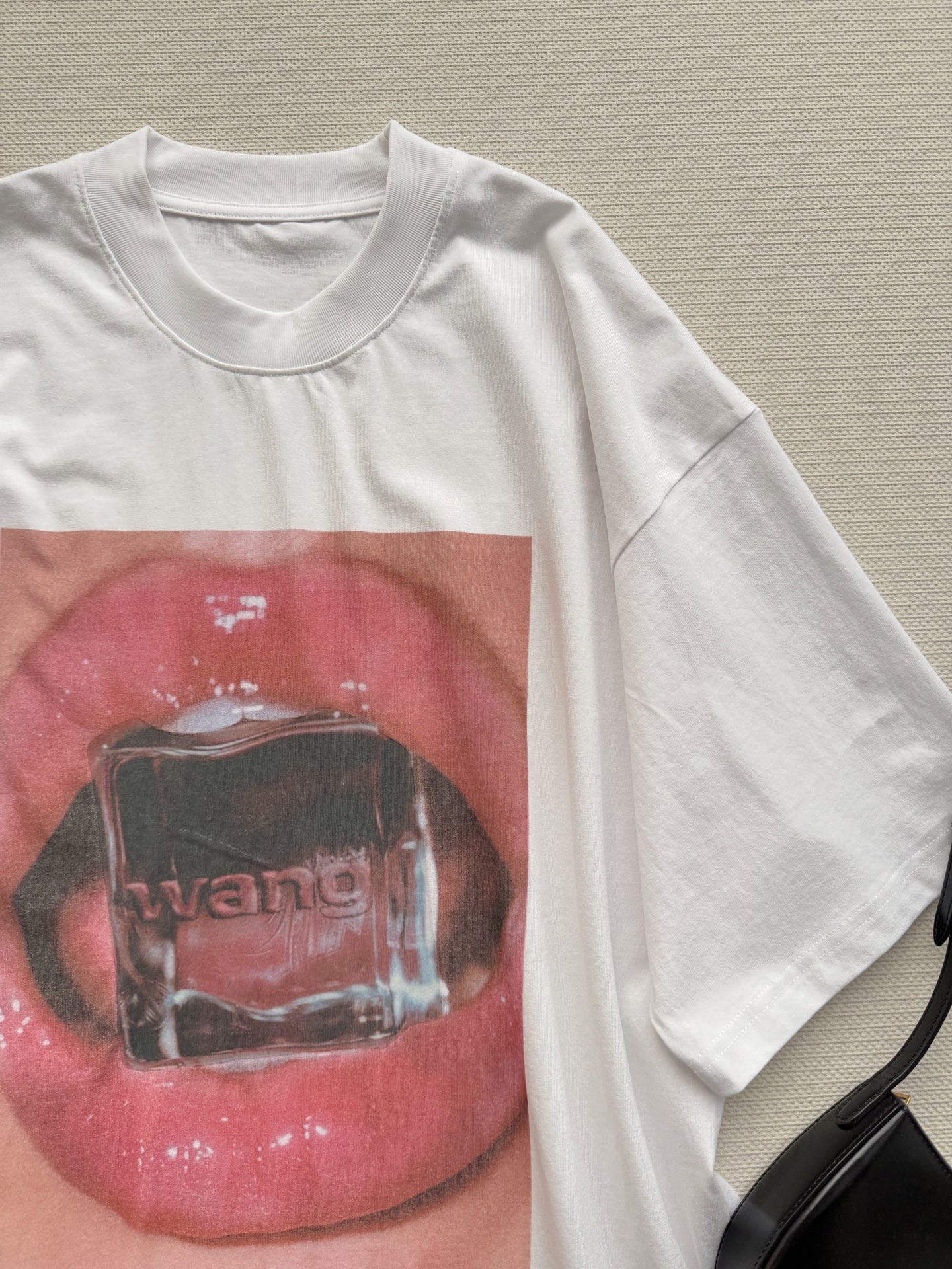 Alexander Wang 26SS红唇印花T恤，纯棉材质，穿着舒适透气。白色底色+高饱和红唇印花，艺