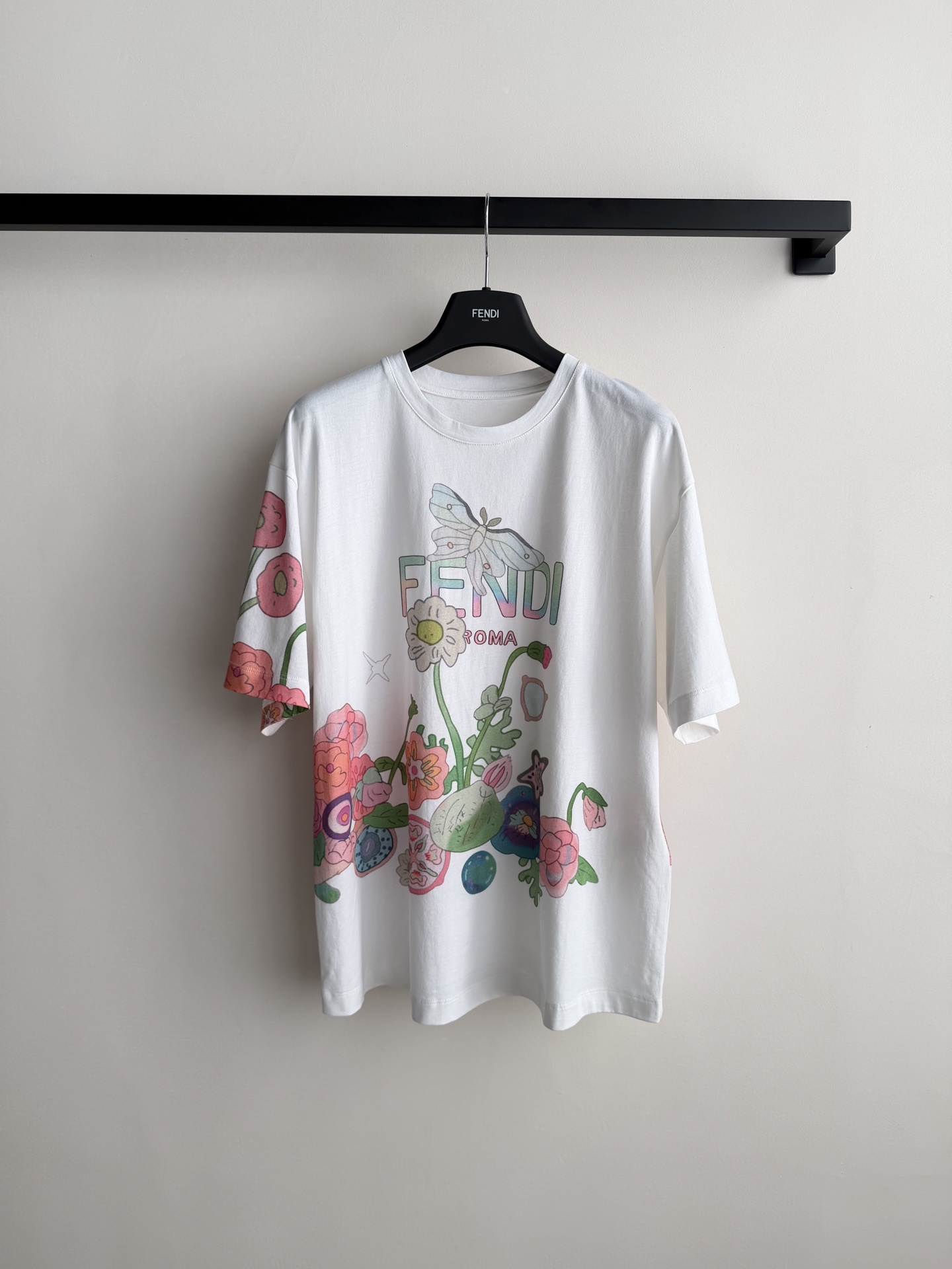 Fend*🆕这款多色印花短袖T恤，白色棉质面料，正面有花卉、蝴蝶和星星等童趣元素，色彩超亮眼✨。胸前“F