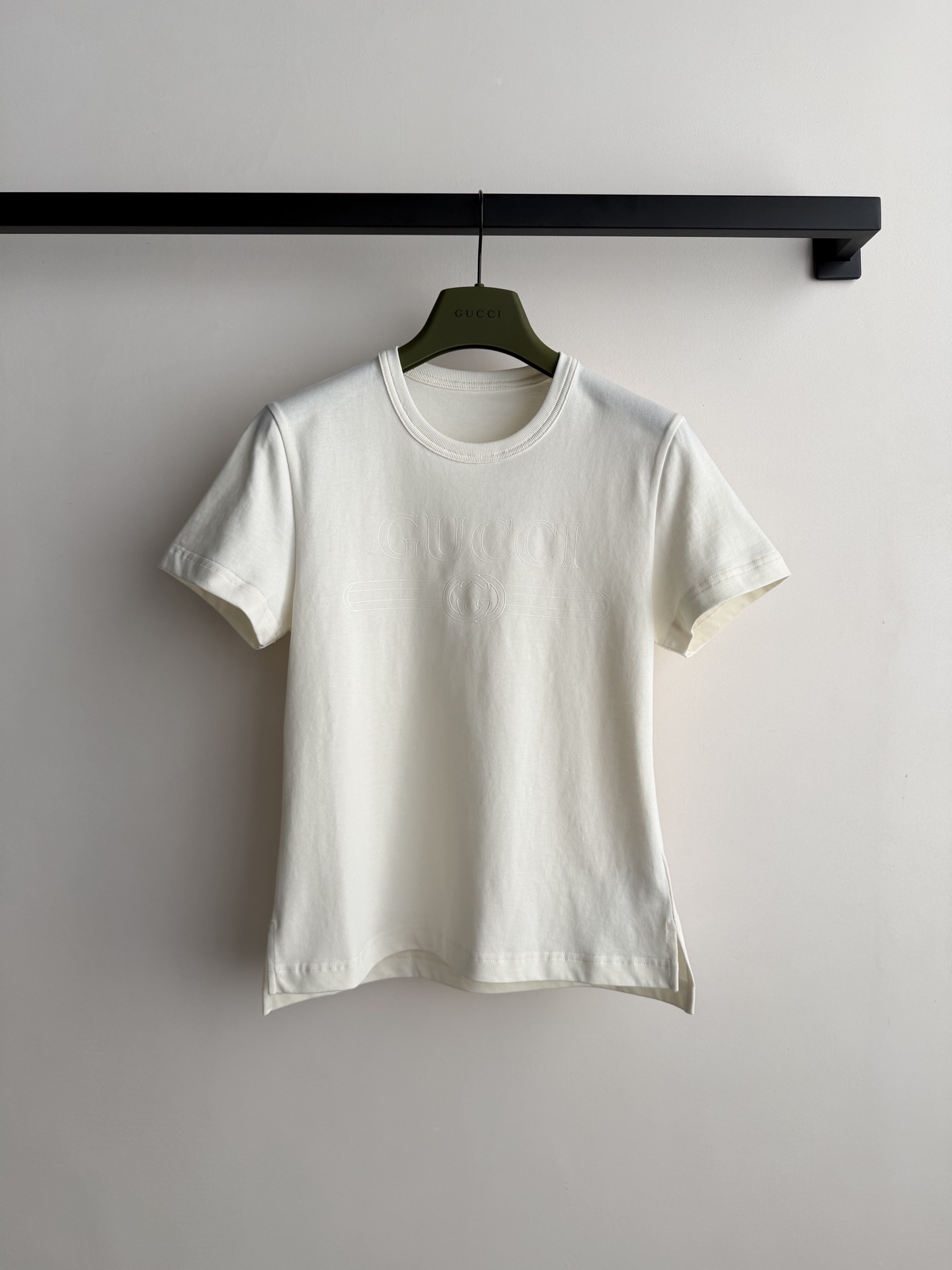 Gucc*🆕这款白色短袖T恤，采用高品质纯棉，柔软亲肤，夏天穿超舒服！胸前低调刺绣Logo，简约又有辨识