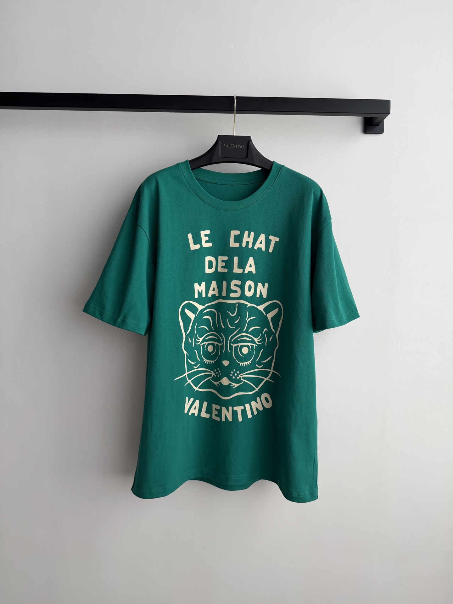 Valentin*🆕这款猫咪印花T恤，墨绿色纯棉材质，正面“LE CHAT DE LA MAISON V
