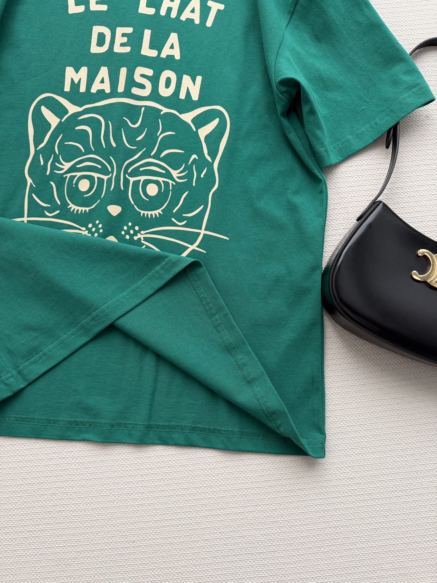 Valentin*🆕这款猫咪印花T恤，墨绿色纯棉材质，正面“LE CHAT DE LA MAISON V
