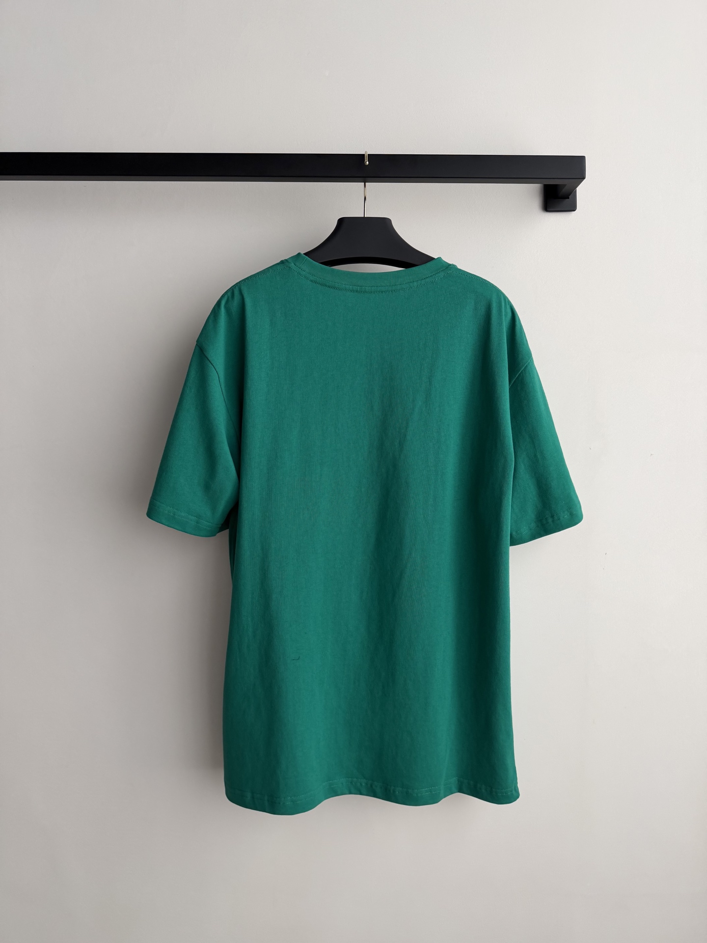 Valentin*🆕这款猫咪印花T恤，墨绿色纯棉材质，正面“LE CHAT DE LA MAISON V