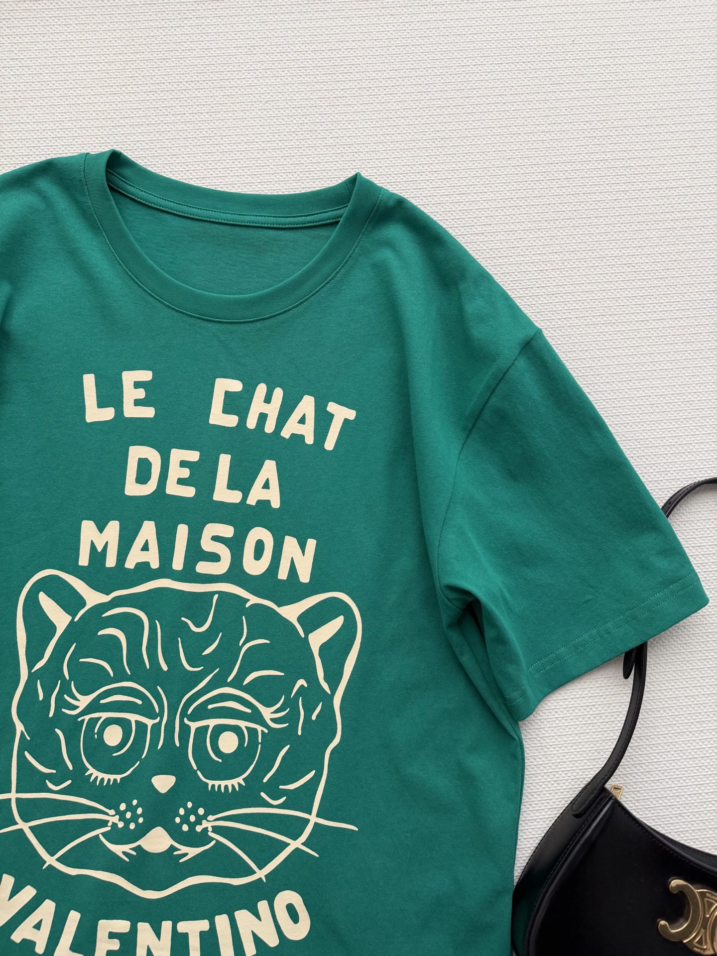 Valentin*🆕这款猫咪印花T恤，墨绿色纯棉材质，正面“LE CHAT DE LA MAISON V