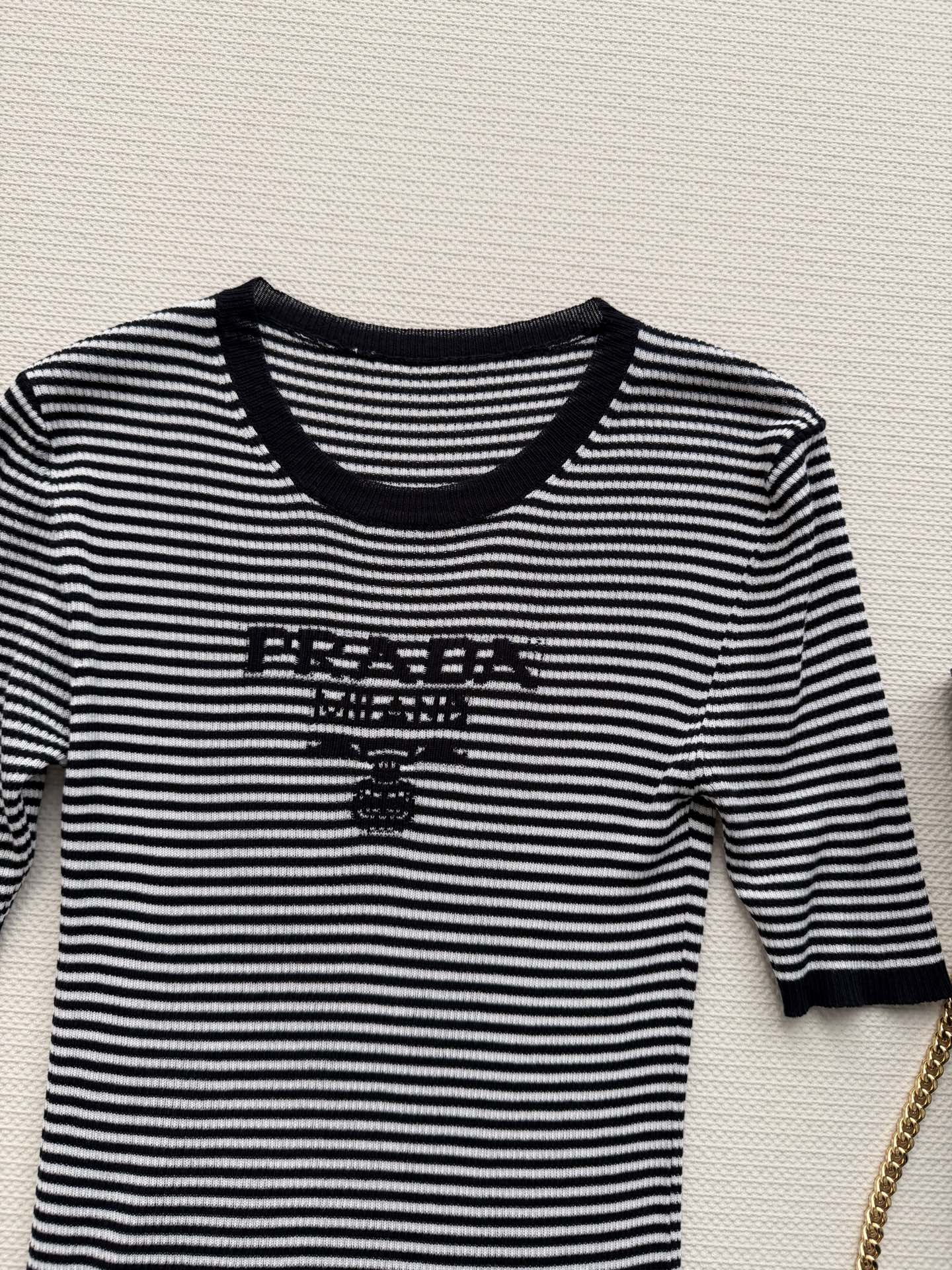 Prad*🆕这款黑白条纹针织短袖，经典海军风设计，胸前Logo低调又有辨识度✨。高弹针织面料，贴身舒适，