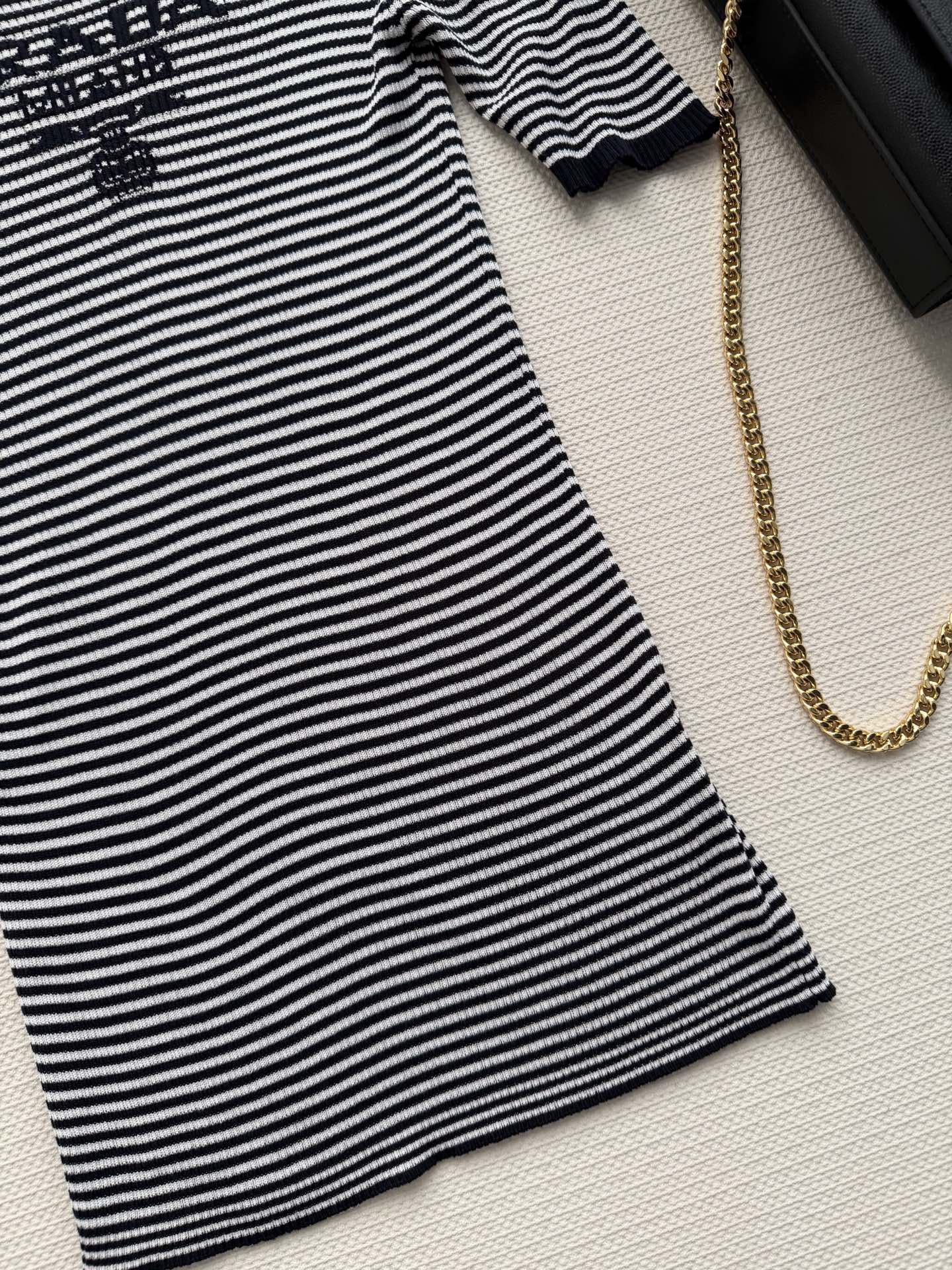 Prad*🆕这款黑白条纹针织短袖，经典海军风设计，胸前Logo低调又有辨识度✨。高弹针织面料，贴身舒适，