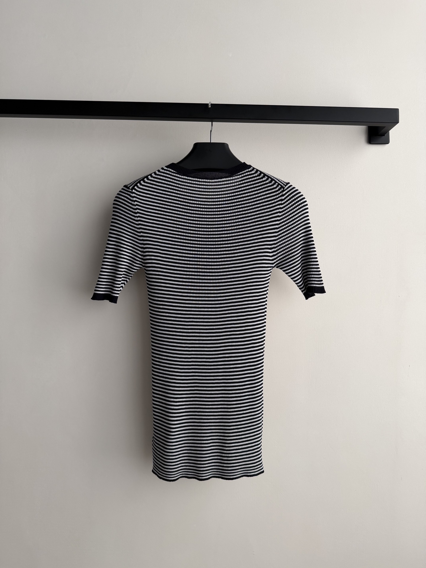 Prad*🆕这款黑白条纹针织短袖，经典海军风设计，胸前Logo低调又有辨识度✨。高弹针织面料，贴身舒适，